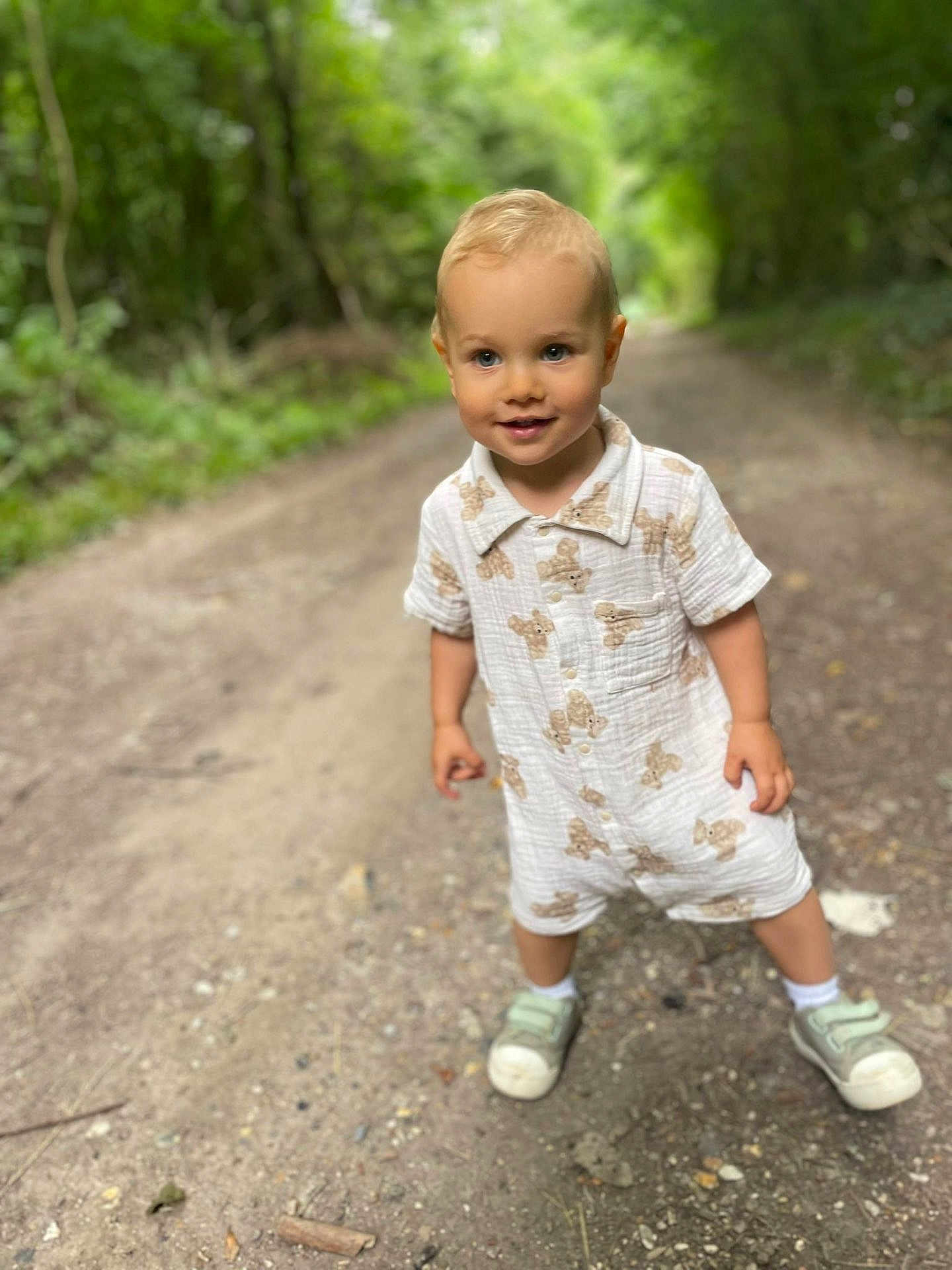 Lou a rejoint le concours — aidez-le/la à gagner de superbes lots ! toddler, child, outdoor, forest, path, greenery, romper, bear_pattern, sneakers, smiling, happy, nature, shoes, young_child, cute, portrait, walking, summer_clothing, daylight, baby