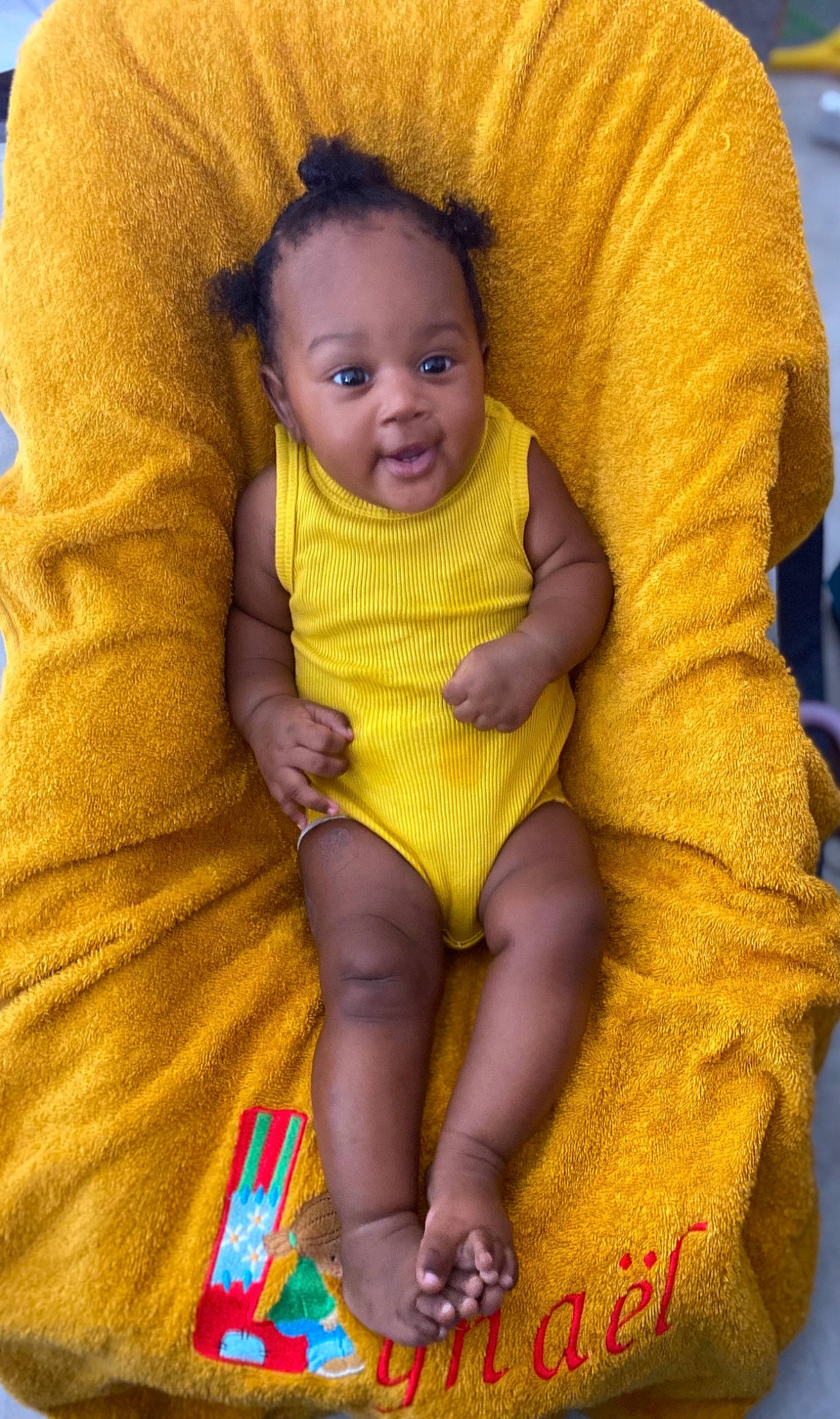 Lynaël a rejoint le concours — aidez-le/la à gagner de superbes lots ! baby_toddler_clothing, cheek, comfort, eye, face, happy, head, human_body, iris, lap, mouth, neck, nose, orange, person, purple, skin, smile, textile, thigh