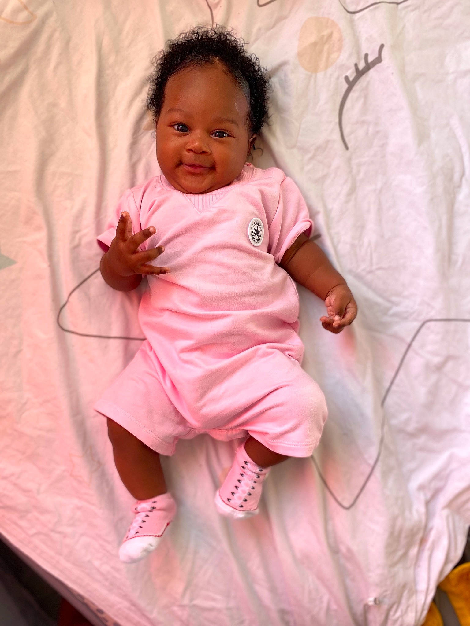 Lynaël a rejoint le concours — aidez-le/la à gagner de superbes lots ! baby, baby_products, baby_toddler_clothing, cheek, child, comfort, face, facial_expression, fun, gesture, happy, linens, magenta, person, pink, skin, sleeve, smile, t_shirt, thumb