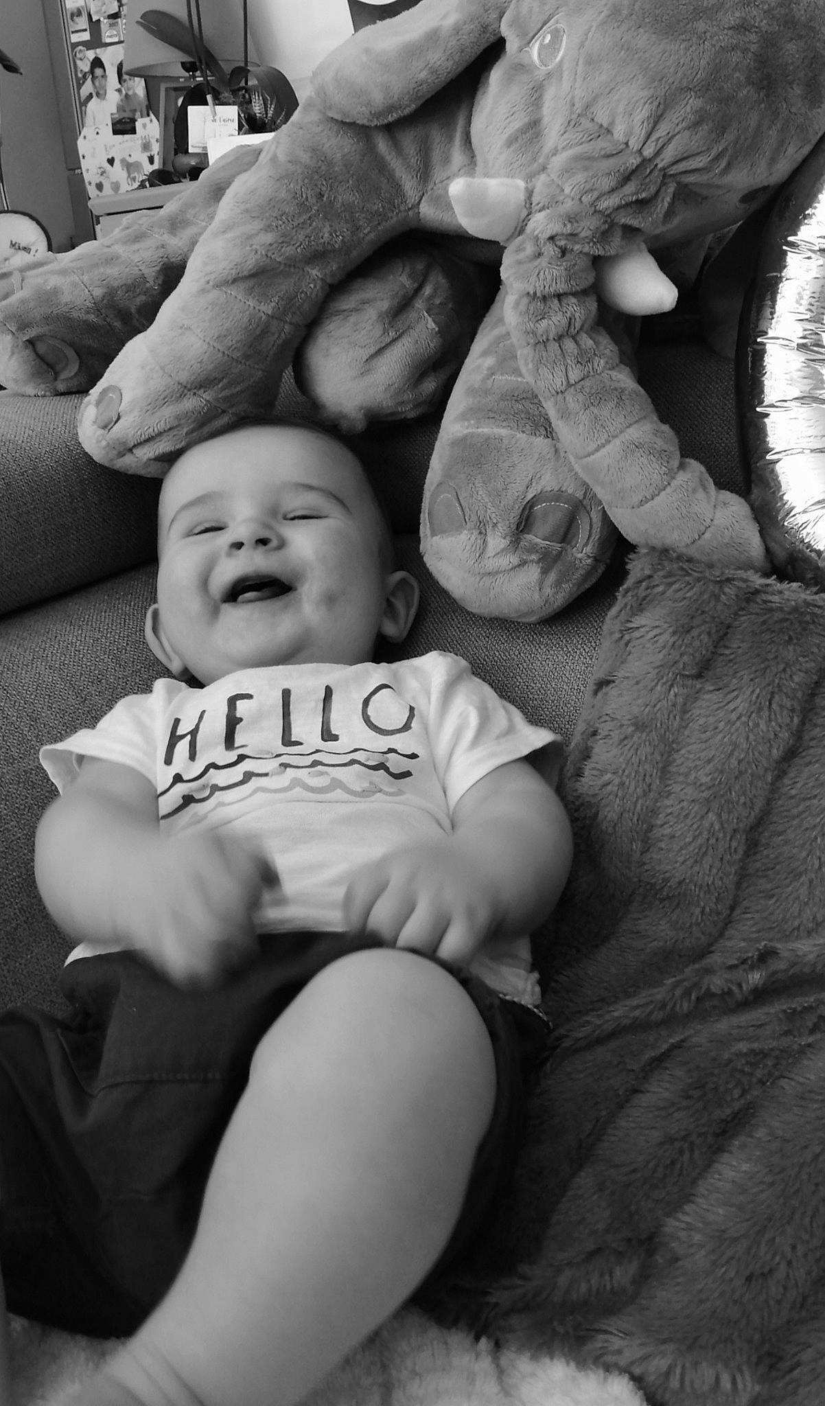 Maël participe au concours pour gagner de l'argent avec cette photo : baby, black, black_and_white, comfort, eye, finger, flash_photography, gesture, hand, happy, human_body, leg, monochrome, monochrome_photography, mouth, person, photograph, shorts, smile, style