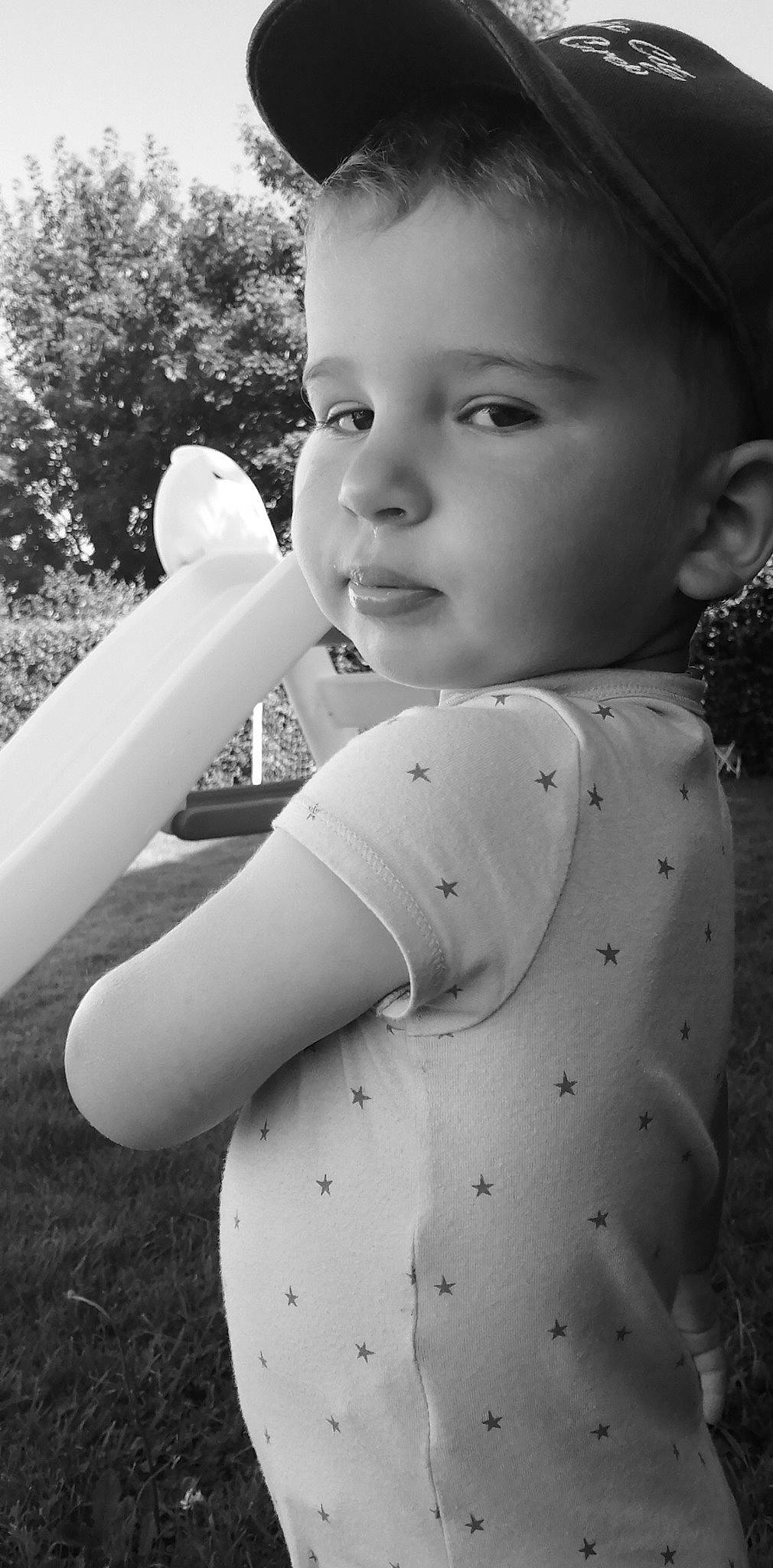 Maël a rejoint le concours — aidez-le/la à gagner de superbes lots ! arm, black, black_and_white, eye, facial_expression, flash_photography, hair, hairstyle, hand, head, human_body, lip, organ, people_in_nature, person, plant, shoulder, skin, standing, tree