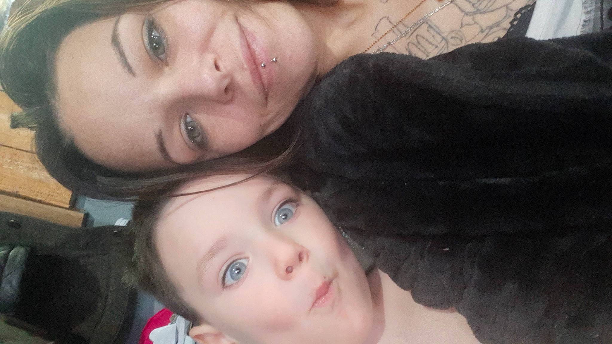 Daemon a rejoint le concours — aidez-le/la à gagner de superbes lots ! black_hair, cheek, chin, eye, eyebrow, eyelash, face, facial_expression, forehead, hair, hairstyle, head, human, interaction, iris, jaw, joy, lip, nose, person