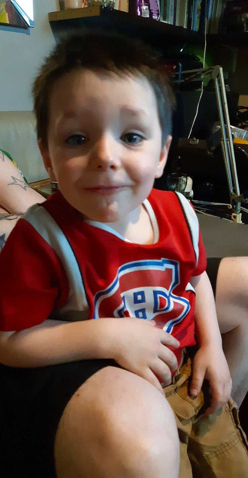 Daemon participe au concours pour gagner de l'argent avec cette photo : arm, baby, baby_toddler_clothing, bracelet, child, eye, finger, hand, joy, lap, nail, person, sitting, thigh, thumb