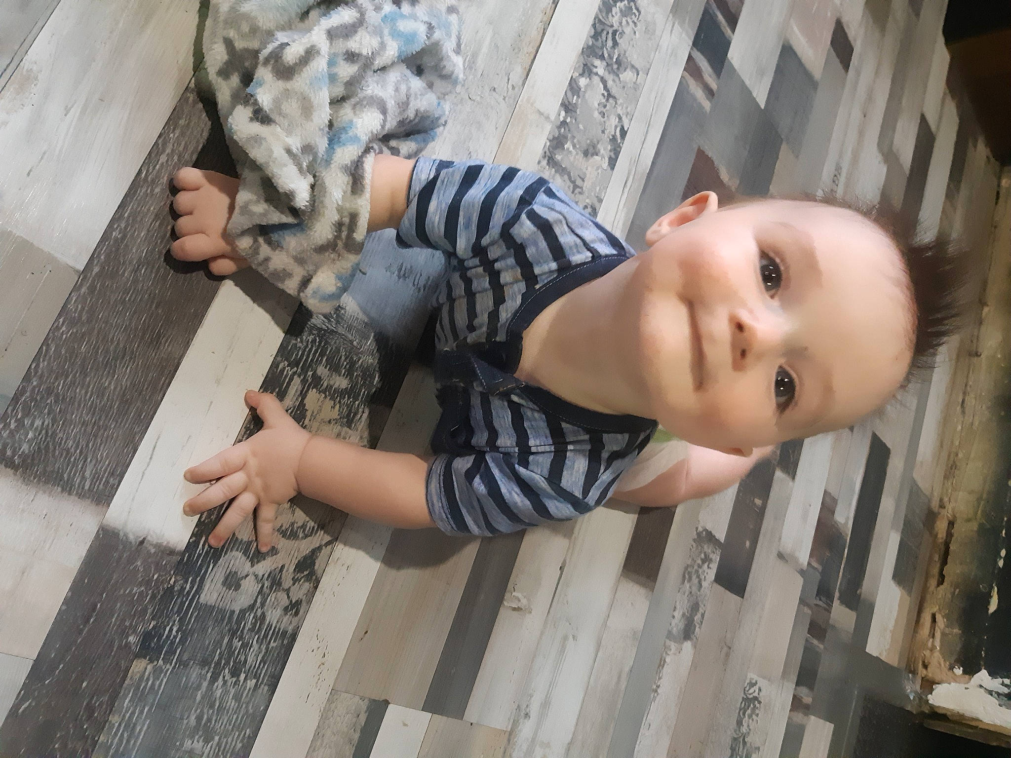 Dalton a rejoint le concours — aidez-le/la à gagner de superbes lots ! baby, baby_toddler_clothing, child, composite_material, curious, home, person, toddler