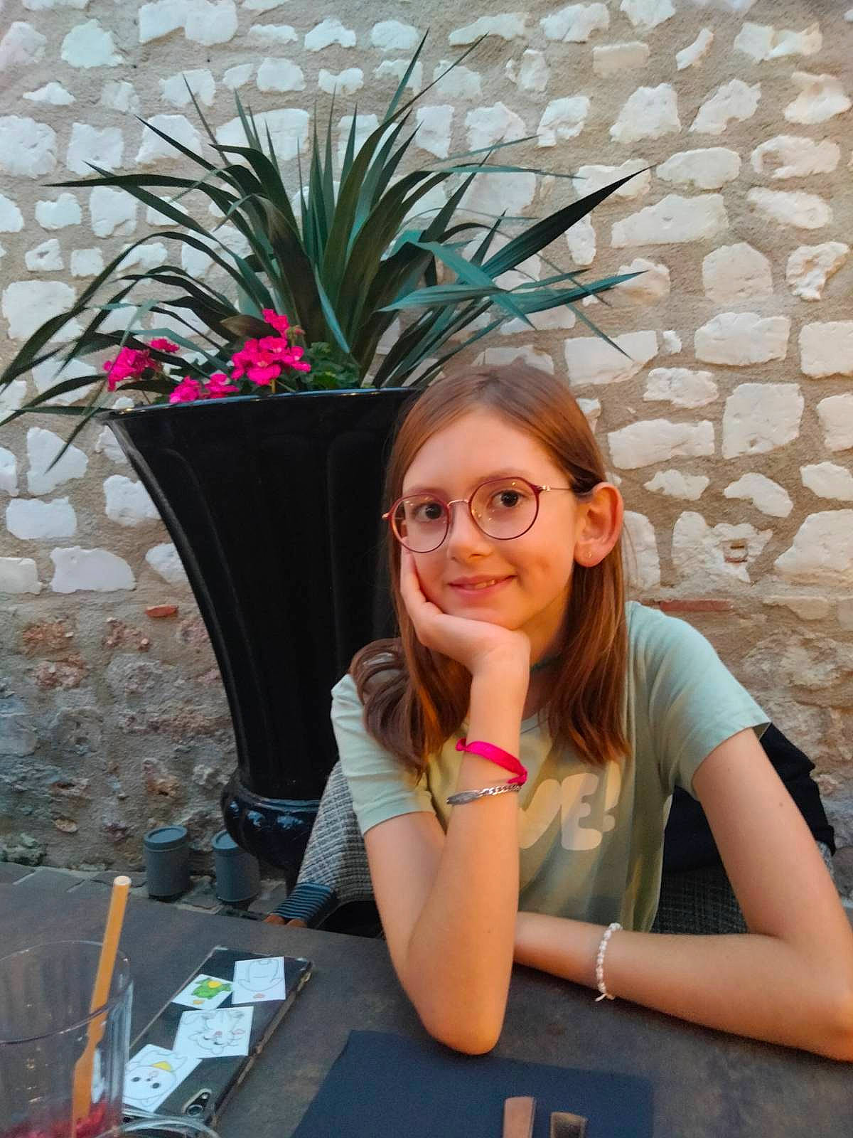Mylène a rejoint le concours — aidez-le/la à gagner de superbes lots ! beauty, chair, design, eyewear, flowerpot, fun, grass, happy, houseplant, jewellery, joy, leisure, person, photograph, plant, sitting, smile, snapshot, summer, t_shirt