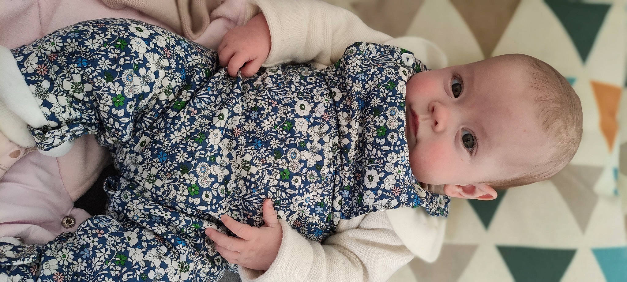 Faustine a rejoint le concours — aidez-le/la à gagner de superbes lots ! baby, baby_toddler_clothing, cheek, child, comfort, eye, finger, gesture, hand, human_body, iris, joint, nail, pattern, person, skin, sleeve, textile, thumb, toddler