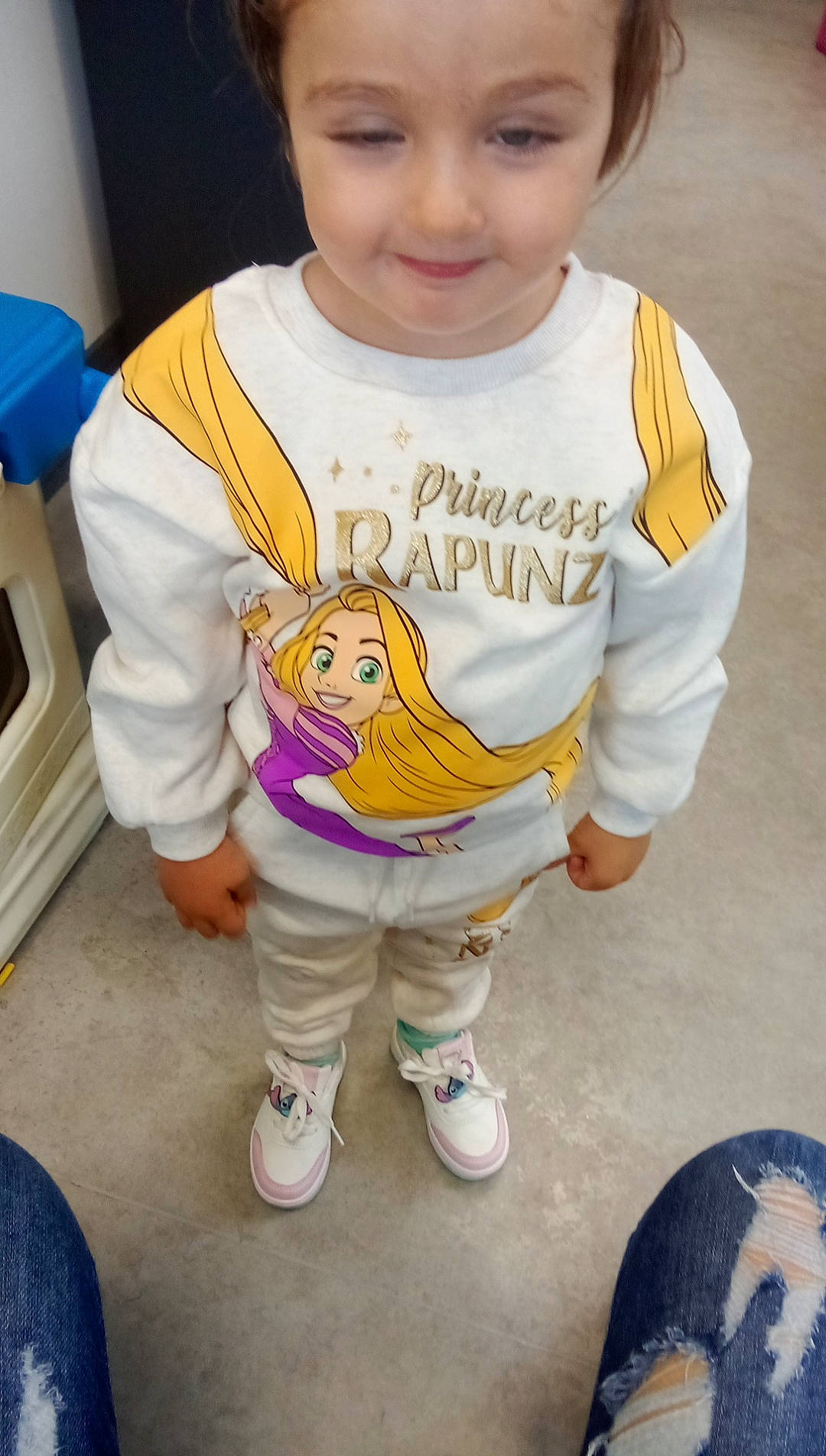 Maïssa participe au concours pour gagner de l'argent avec cette photo : baby, baby_toddler_clothing, blue, cheek, clothing, eye, happy, headwear, human_body, joy, leg, mammal, mouth, nose, person, skin, sleeve, smile, t_shirt, toddler