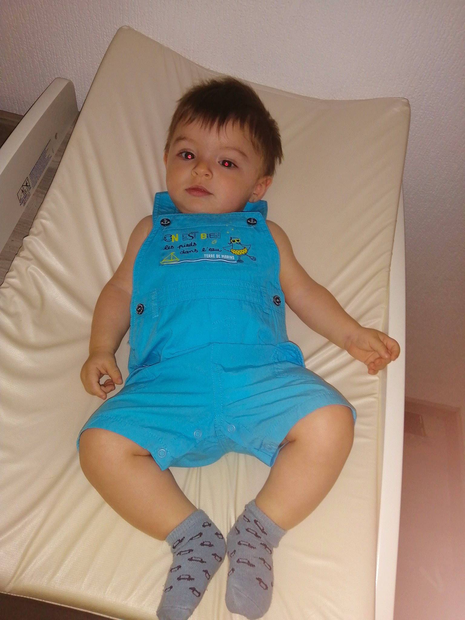 Lorenzo a rejoint le concours — aidez-le/la à gagner de superbes lots ! baby, baby_toddler_clothing, blue, child, furniture, knee, leg, person, sitting, skin, standing, toddler