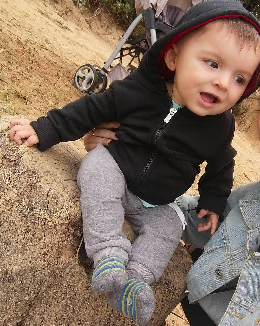 Lorenzo participe au concours pour gagner de l'argent avec cette photo : adventure, baby, child, cool, headgear, helmet, jeans, leg, outerwear, person, photography, play, recreation, sand, sitting, skin, sleeve, smile, soil, t_shirt