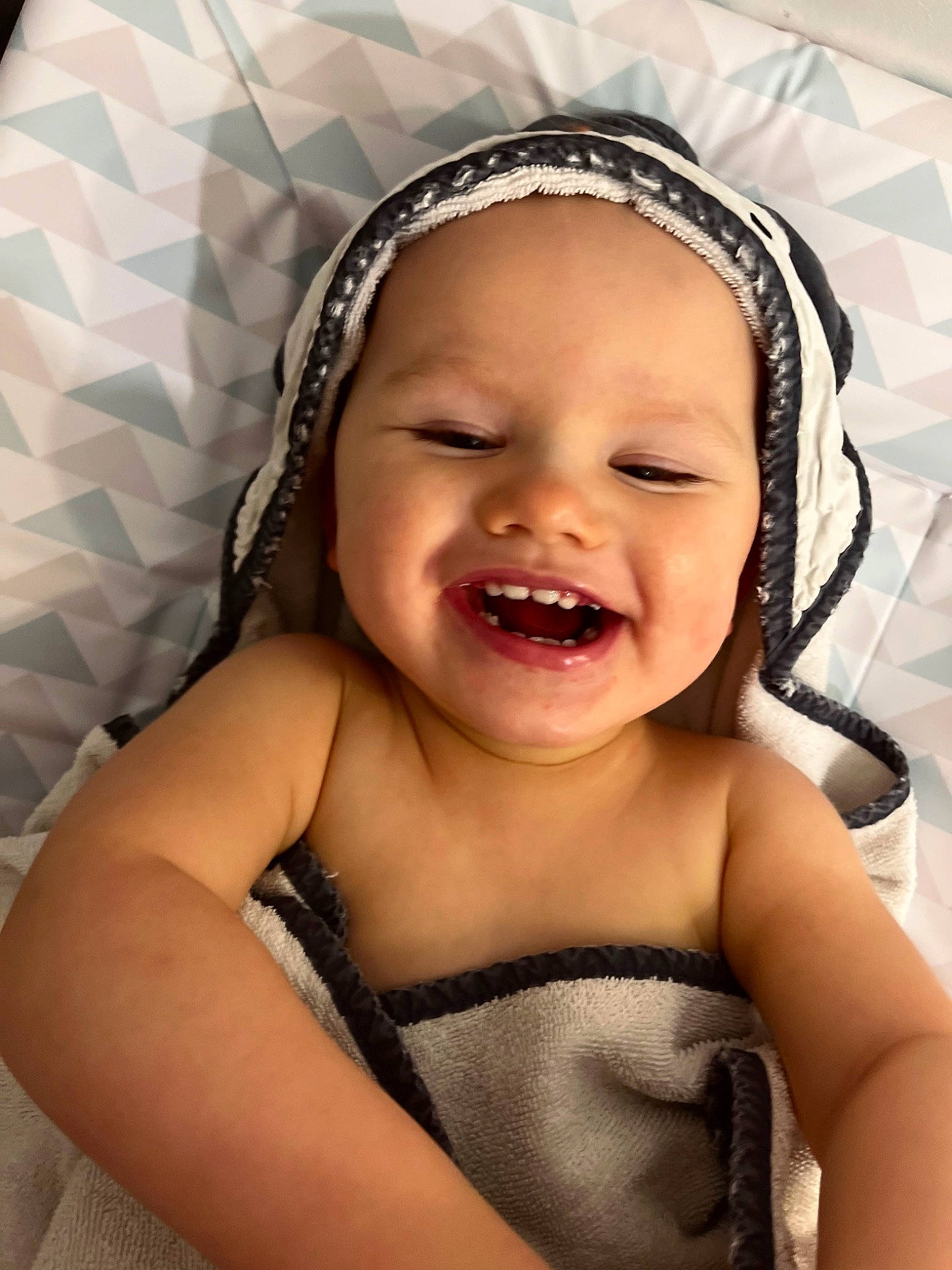 Alessio participe au concours pour gagner de l'argent avec cette photo : baby, baby_laughing, chin, comfort, cool, eye, eyebrow, face, flash_photography, happy, head, headgear, headwear, iris, joy, lip, mouth, neck, nose, person