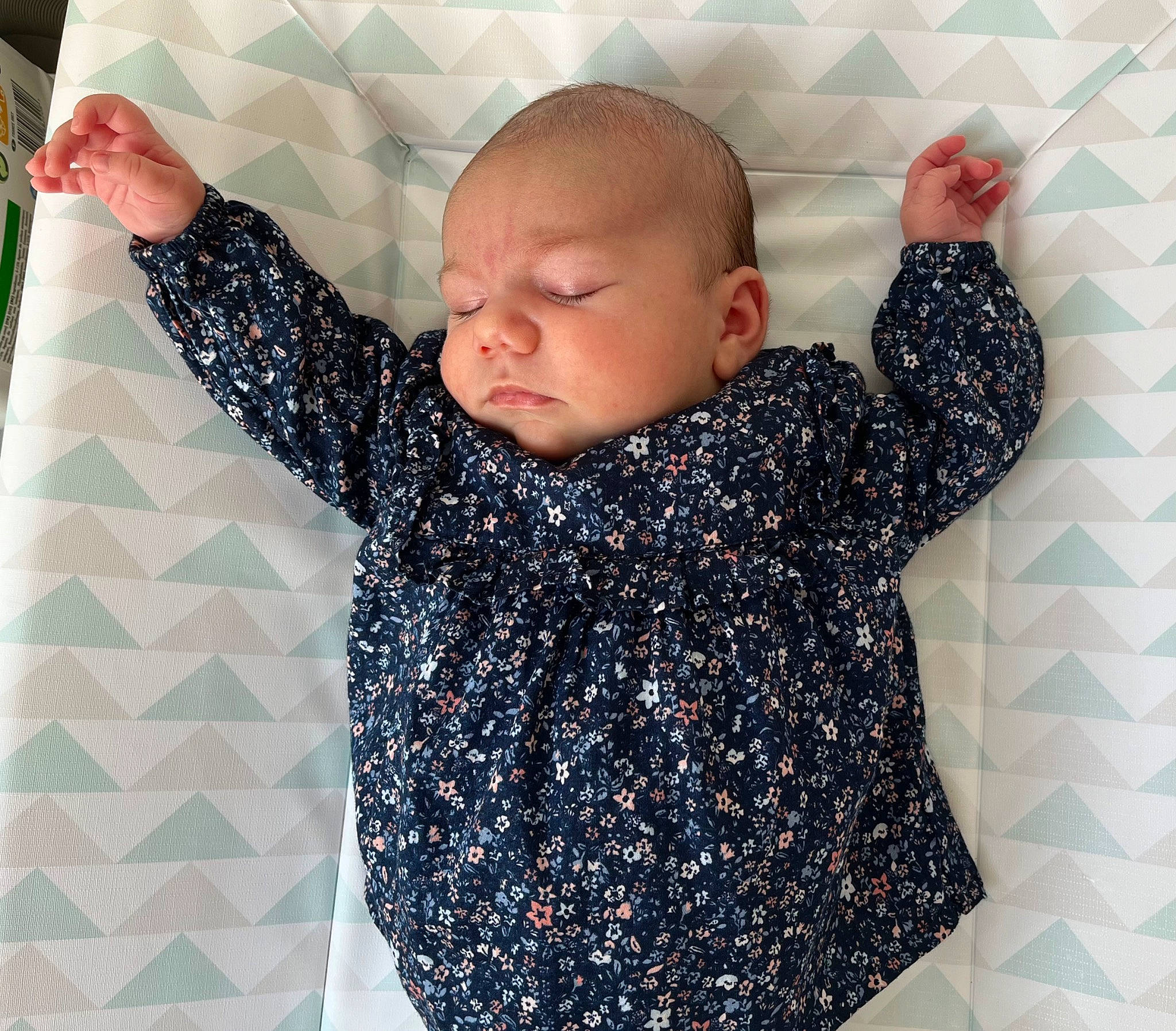 Nina a rejoint le concours — aidez-le/la à gagner de superbes lots ! baby, baby_sleeping, baby_toddler_clothing, child, collar, comfort, cool, electric_blue, fashion_accessory, finger, flooring, gesture, linens, outerwear, pattern, person, product, sleeve, t_shirt, textile