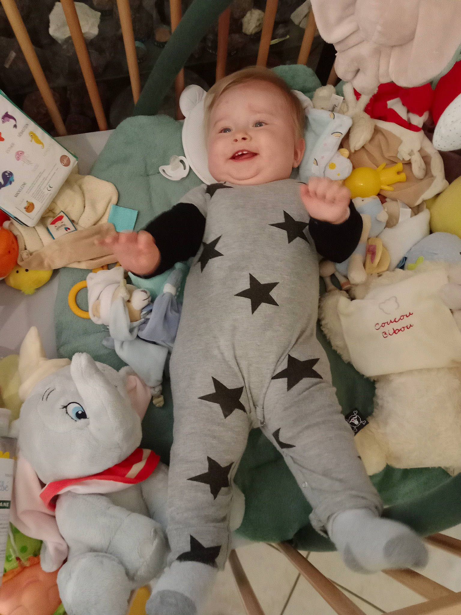 Joan a rejoint le concours — aidez-le/la à gagner de superbes lots ! baby, baby_toddler_clothing, cheek, child, fun, happy, head, mammal, organ, person, photograph, product, room, skin, smile, snapshot, stuffed_toy, textile, toddler, toy