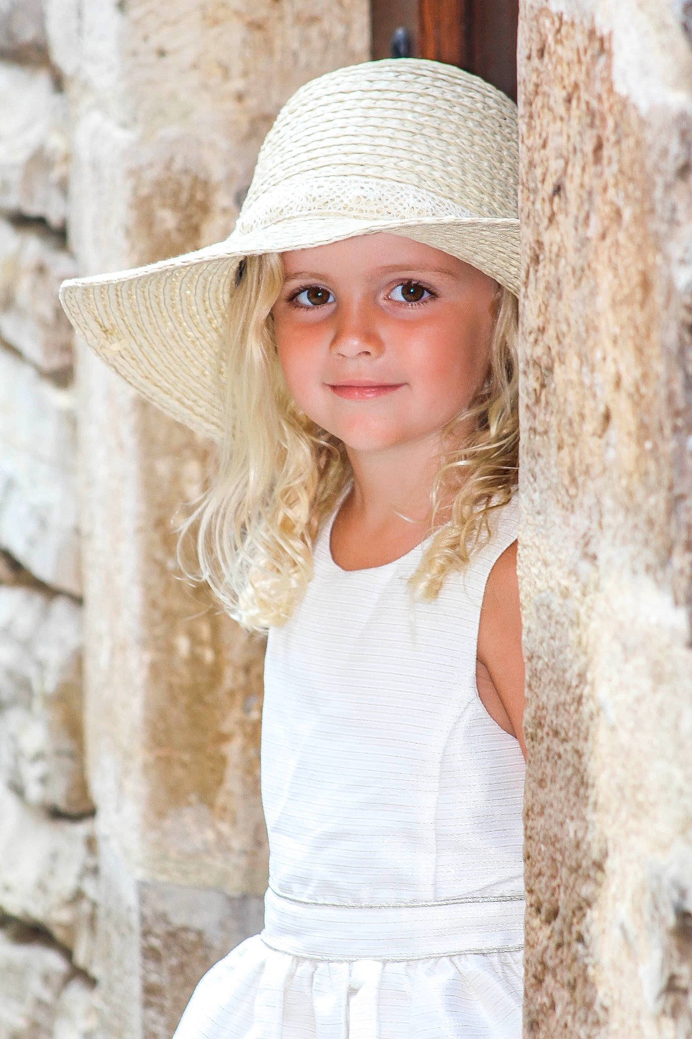 Julya participe au concours pour gagner de l'argent avec cette photo : blond, child, child_model, clothing, costume_accessory, dress, fashion_accessory, hat, headgear, headwear, joy, person, photograph, photography, smile, sun_hat, toddler, white