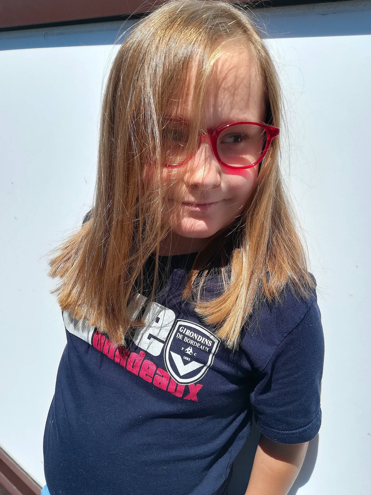 Gaïa a rejoint le concours — aidez-le/la à gagner de superbes lots ! bangs, blond, eyebrow, eyelash, eyewear, fun, glasses, happy, jaw, layered_hair, lip, long_hair, mouth, nose, person, skin, sleeve, street_fashion, t_shirt, toddler