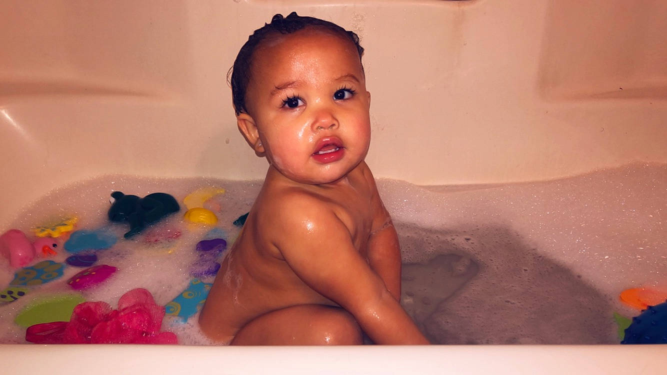 Zena is registered to the contest to win money with this photo: baby, baby_bathing, bathing, bathtub, black_hair, cheek, child, face, forehead, head, mouth, neck, person, skin, smile, toddler