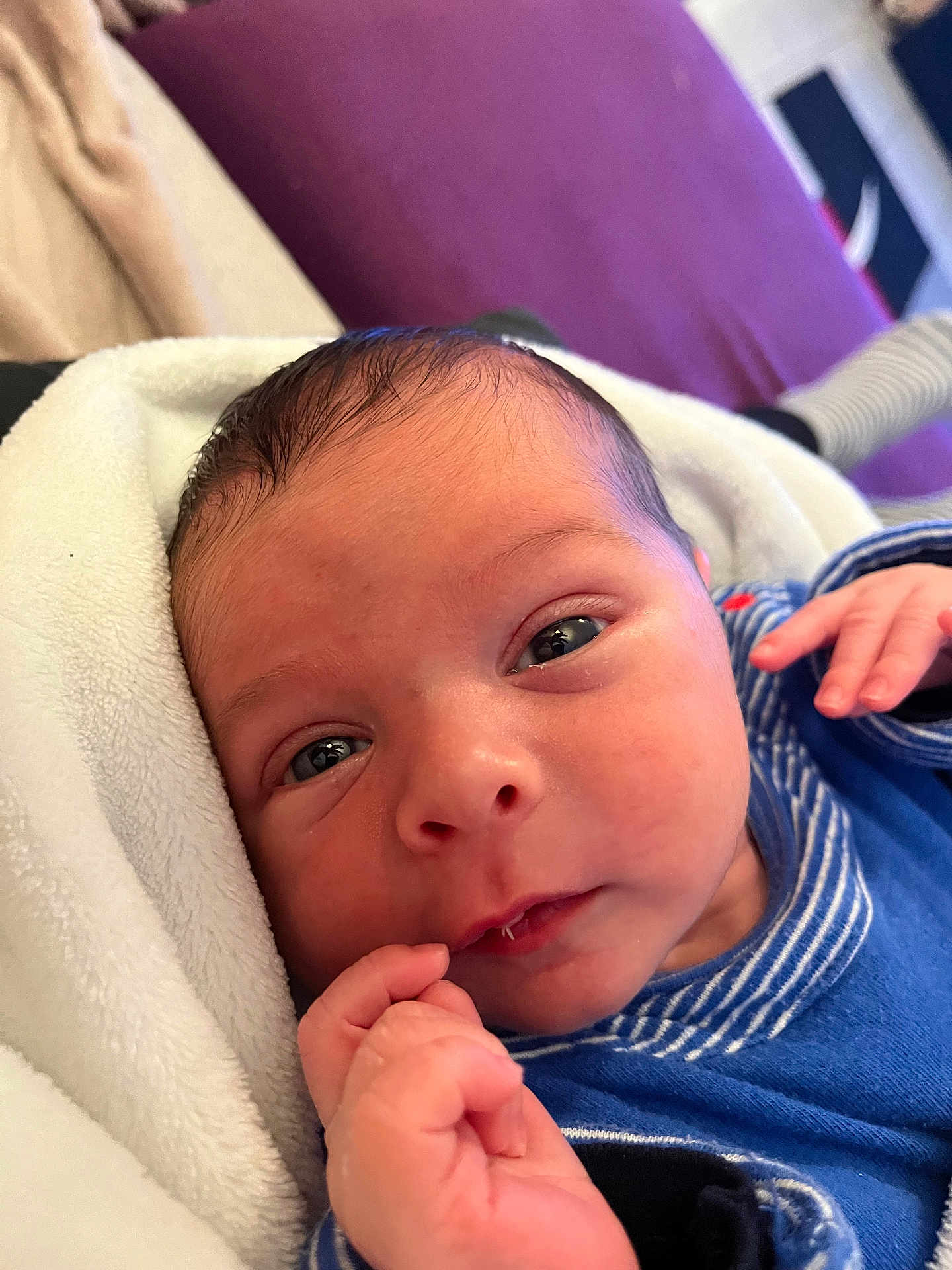 Siar participe au concours pour gagner de l'argent avec cette photo : baby, newborn, close_up, face, hand, blanket, blue_clothing, striped_clothing, indoor, soft_texture, cute, infant, portrait, human, skin, eyes, expression, cozy, background, resting