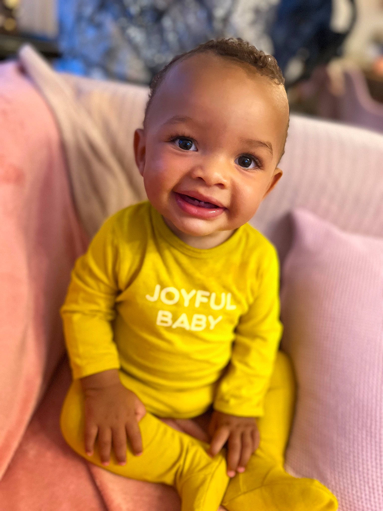 Cali a rejoint le concours — aidez-le/la à gagner de superbes lots ! baby, baby_products, baby_toddler_clothing, cheek, child, close_up, comfort, fun, hair, happy, iris, lip, nose, person, portrait_photography, sitting, skin, sleeve, smile, t_shirt