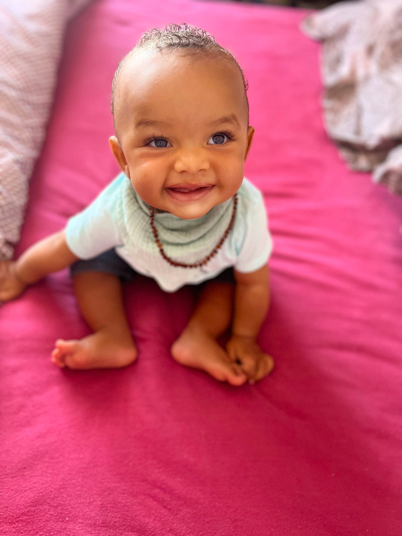 Cali participe au concours pour gagner de l'argent avec cette photo : baby, baby_toddler_clothing, cheek, chin, comfort, crawling, eye, face, floor, flooring, happy, head, iris, joy, magenta, nose, person, pink, purple, skin