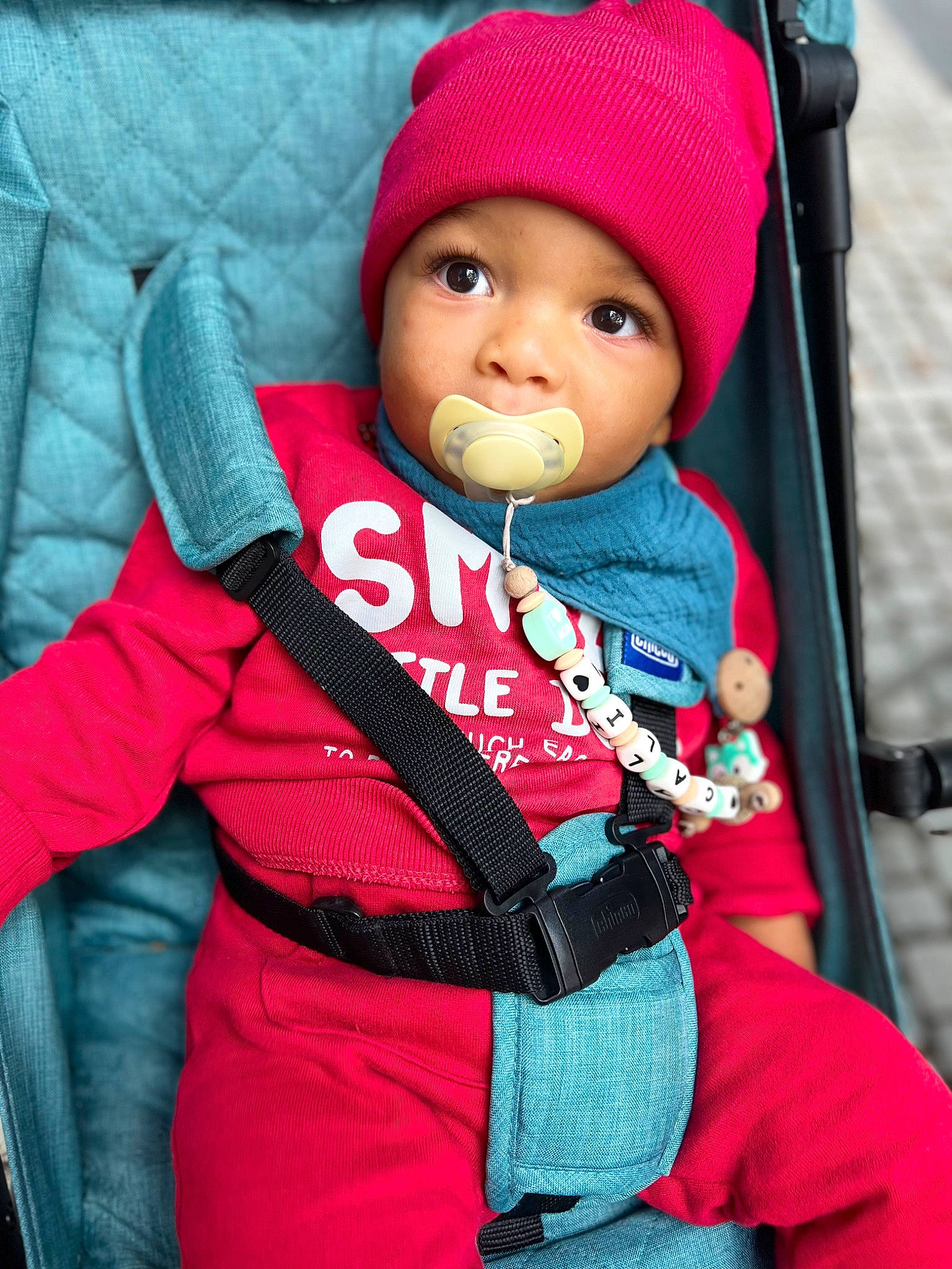 Cali participe au concours pour gagner de l'argent avec cette photo : baby, baby_carriage, baby_products, baby_safety, baby_toddler_clothing, beauty, cap, cheek, child, collar, comfort, electric_blue, headwear, knit_cap, magenta, outerwear, person, photograph, product, sleeve