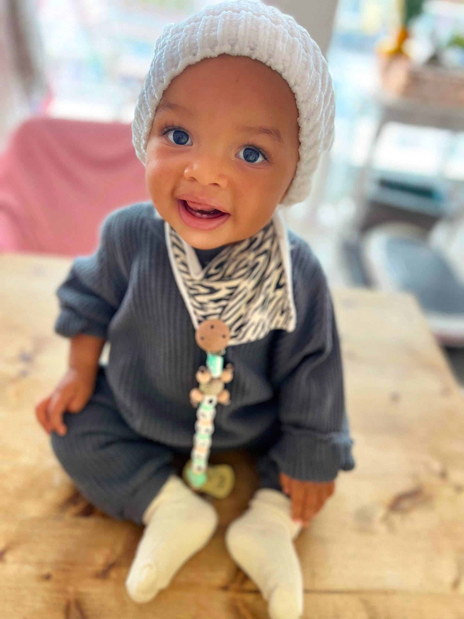 Cali a rejoint le concours — aidez-le/la à gagner de superbes lots ! baby, cap, child, clothing, dress, eye, fashion_accessory, flooring, fun, happy, headwear, human_body, jewellery, person, sitting, skin, sleeve, smile, soil, toddler