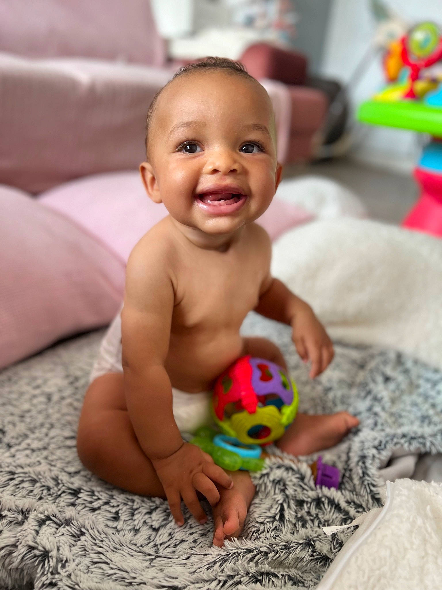 Cali a rejoint le concours — aidez-le/la à gagner de superbes lots ! baby, baby_playing_with_toys, cheek, child, comfort, facial_expression, finger, floor, flooring, fun, happy, iris, mammal, mouth, person, product, skin, smile, thumb, toddler
