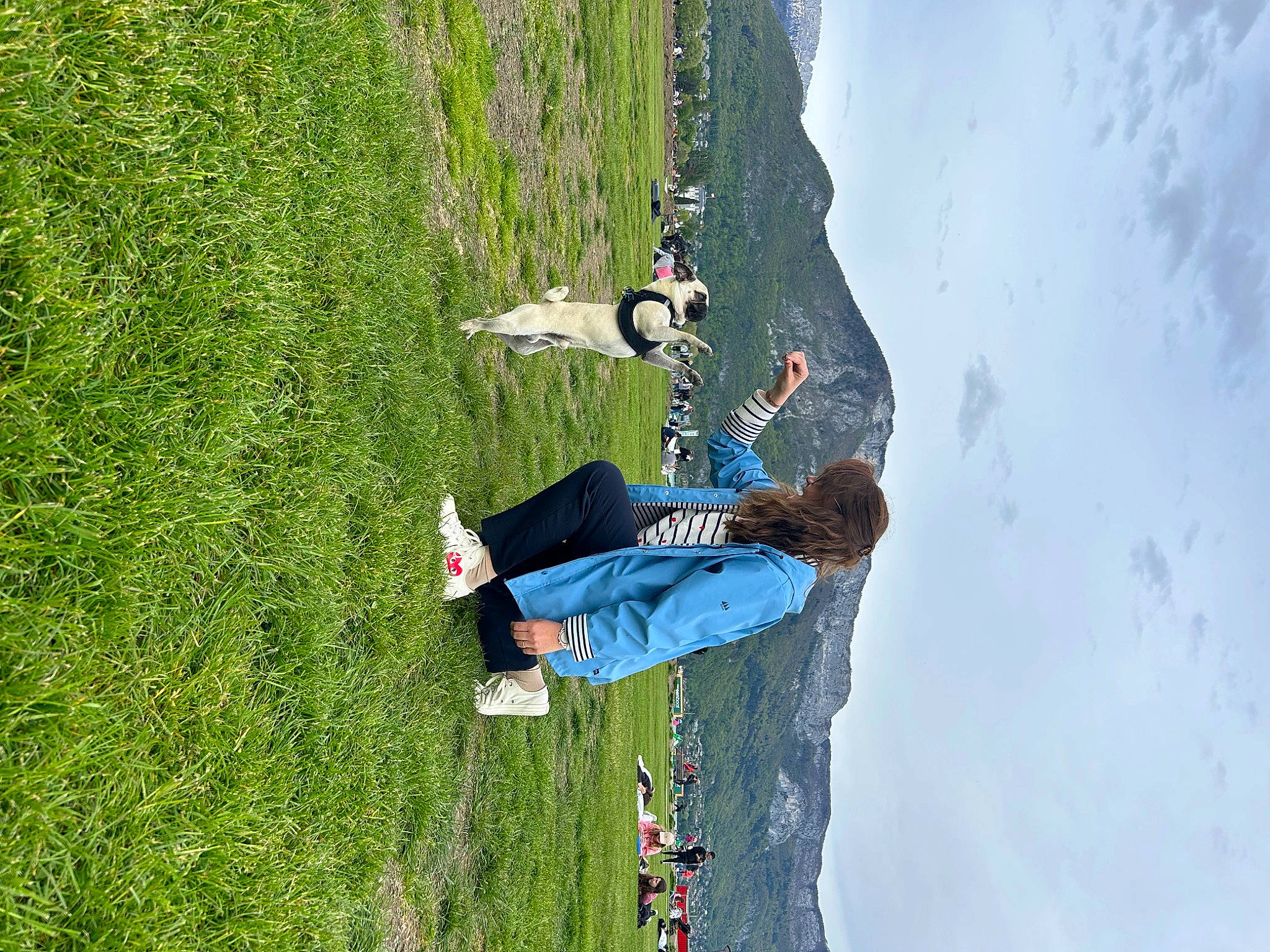 Tao participe au concours pour gagner de l'argent avec cette photo : adventure, air_sports, extreme_sport, fun, grass, grassland, landscape, leisure, mountaineer, outdoor_recreation, people_in_nature, plant, recreation, rock, sky, slope, sport_climbing, sports, tree
