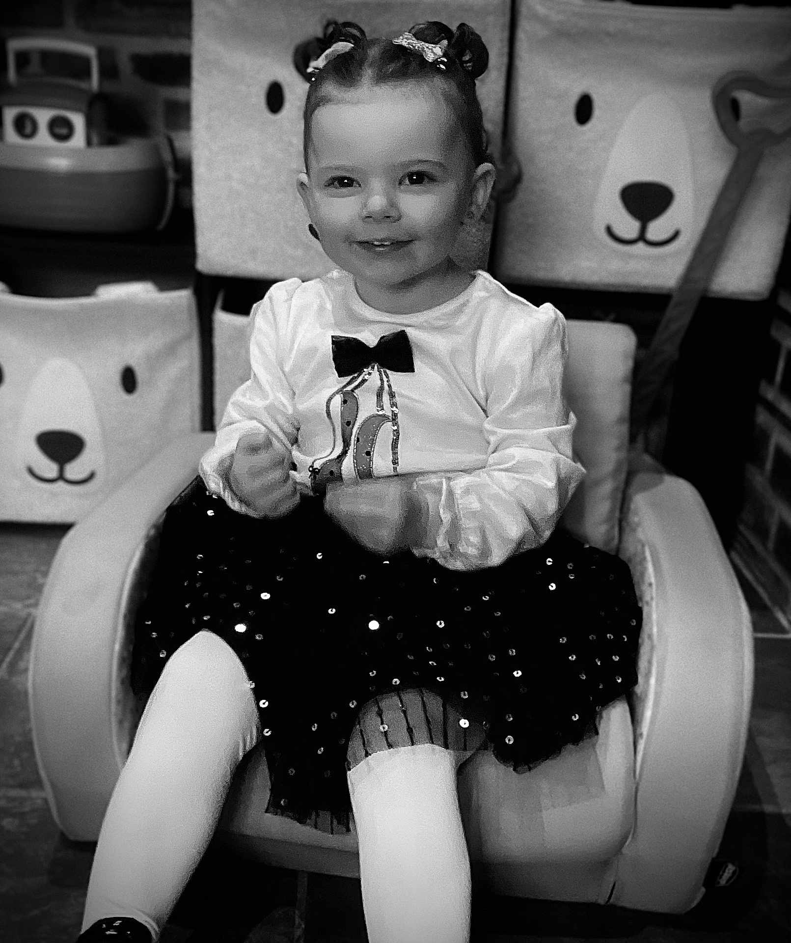 Lola participe au concours pour gagner de l'argent avec cette photo : accessories, bodypart, chair, child, clothing, couch, face, female, finger, formalwear, furniture, girl, hand, head, person, photography, portrait, shorts, sitting, tie