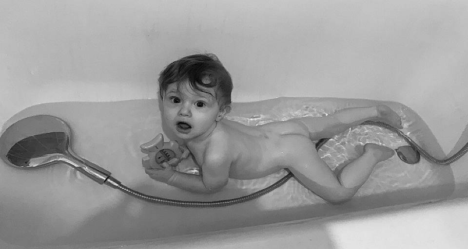Tiago participe au concours pour gagner de l'argent avec cette photo : art, bathing, bathroom, chest, child, drawing, elbow, eyelash, foot, fun, happy, leg, monochrome, monochrome_photography, person, plumbing, plumbing_fixture, room, surprise, tap