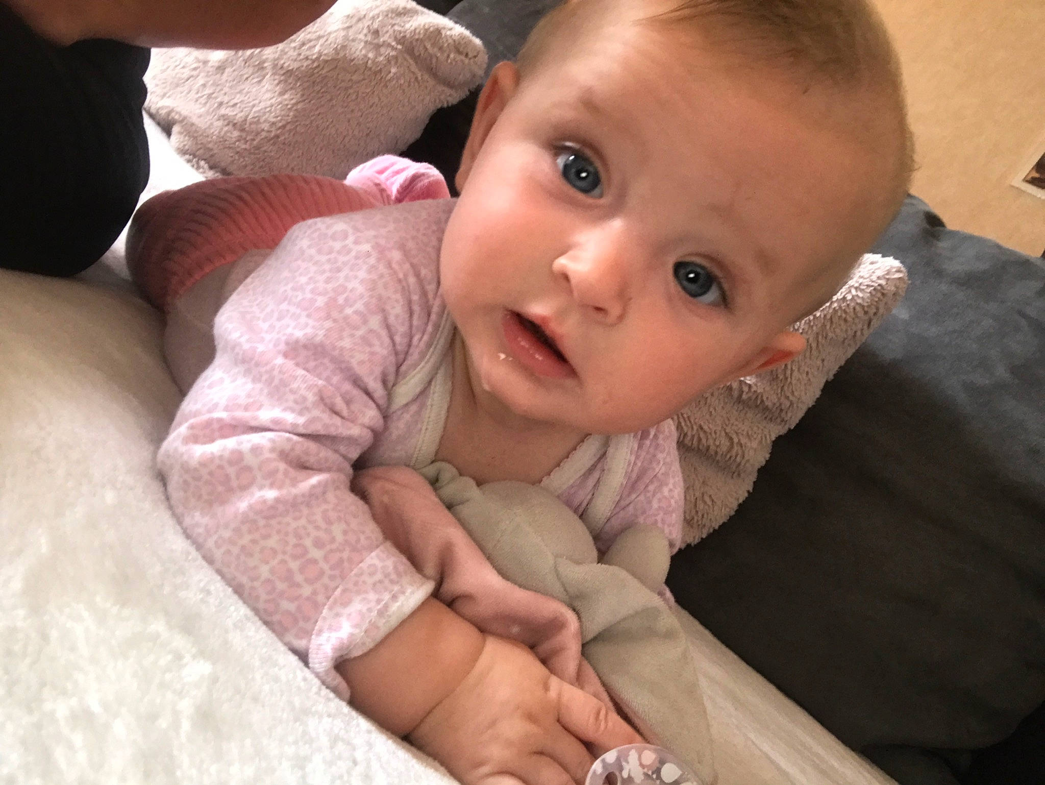 Charline participe au concours pour gagner de l'argent avec cette photo : arm, baby, beauty, cheek, child, chin, eye, eyebrow, face, finger, forehead, head, human, iris, lip, mouth, nose, person, pink, skin