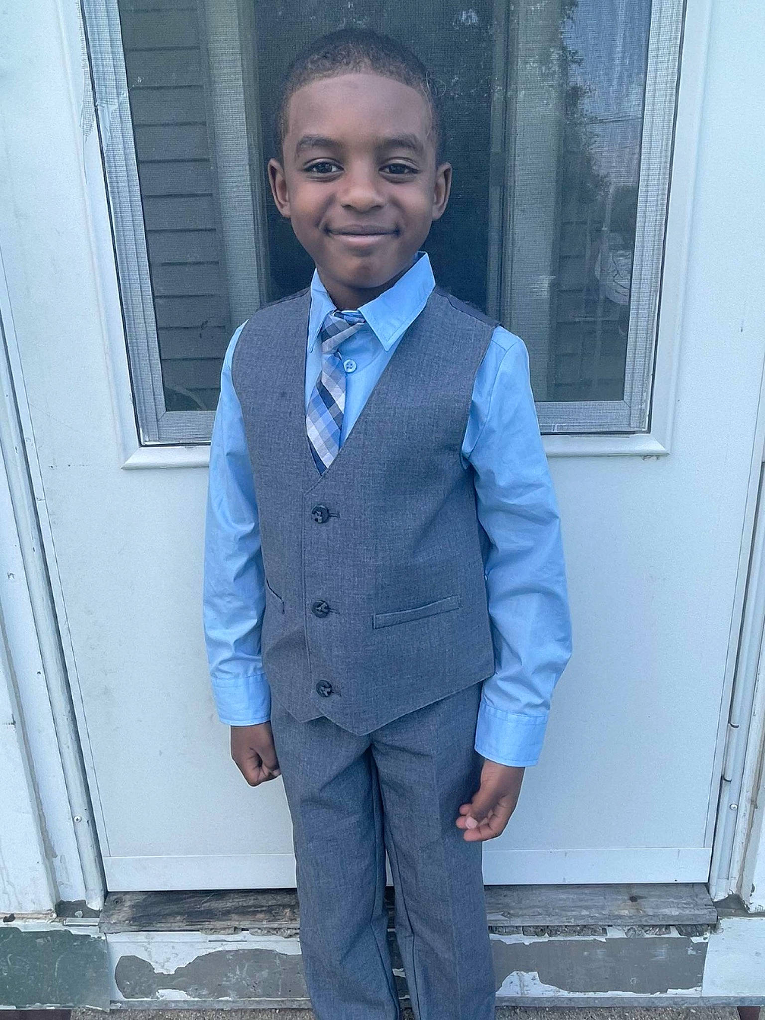 Jamiere is registered to the contest to win money with this photo: blazer, button, collar, denim, dress_shirt, electric_blue, formal_wear, grey, headgear, joy, person, school_uniform, shirt, sleeve, smile, suit, tie, uniform, waist, white_collar_worker