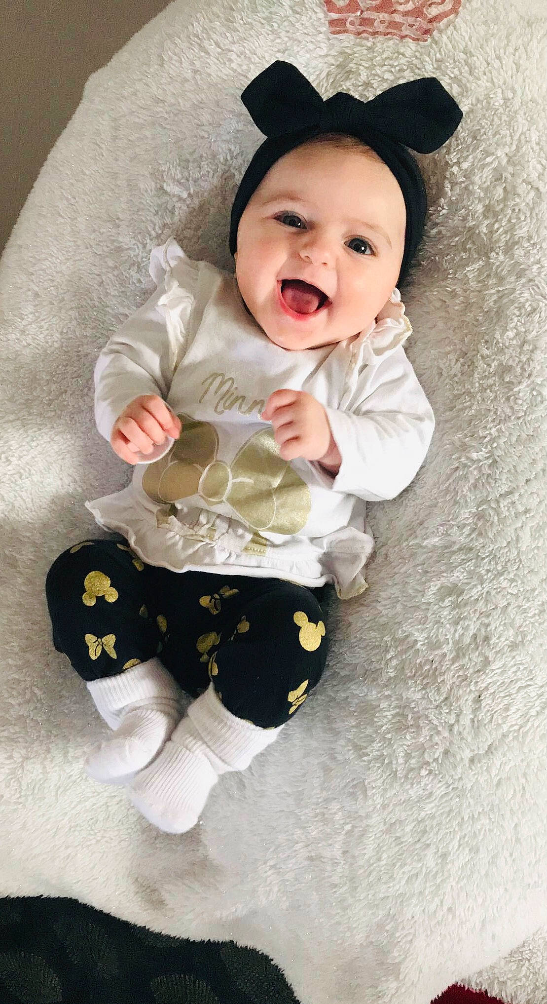 Wendy a rejoint le concours — aidez-le/la à gagner de superbes lots ! baby, baby_toddler_clothing, cheek, child, collar, eye, face, happy, head, human_body, outerwear, pattern, person, photograph, product, sitting, skin, sleeve, smile, textile