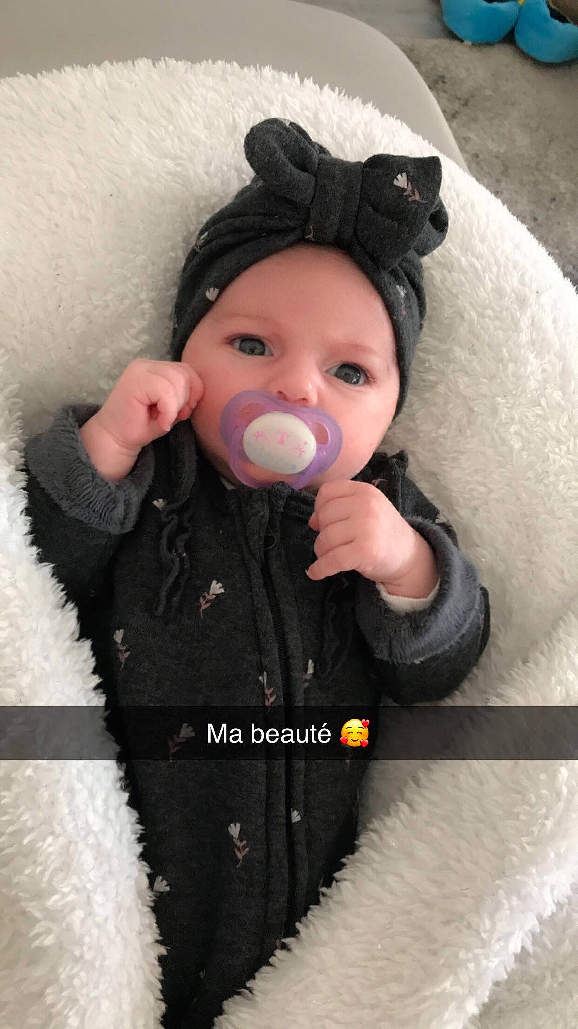 Wendy participe au concours pour gagner de l'argent avec cette photo : baby, baby_toddler_clothing, cheek, ear, eye, eyelash, finger, gesture, head, headgear, human_body, iris, lip, neck, nose, outerwear, person, pink, skin, sleeve