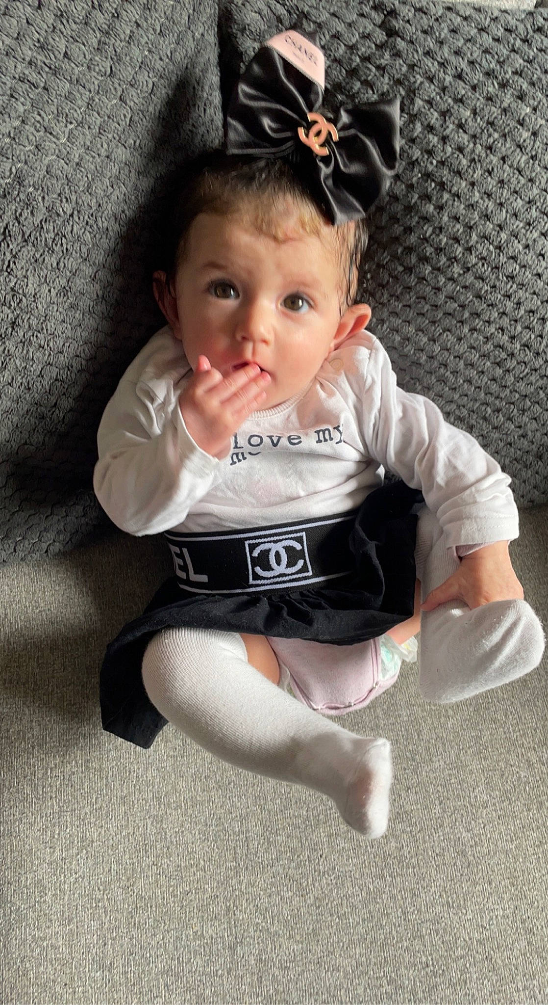 Zélina a rejoint le concours — aidez-le/la à gagner de superbes lots ! arm, baby, baby_toddler_clothing, chin, cool, dress, eye, eyebrow, eyelash, face, facial_expression, flash_photography, happy, head, headgear, human_body, iris, person, skin, sleeve