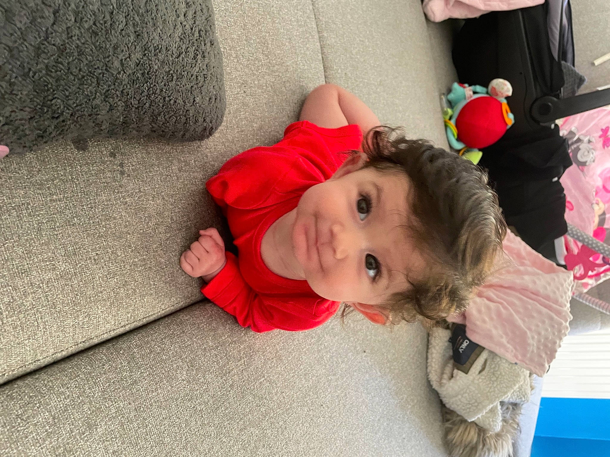 Zélina a rejoint le concours — aidez-le/la à gagner de superbes lots ! baby, baby_toddler_clothing, cheek, child, comfort, eye, floor, flooring, fun, happy, head, mammal, nose, person, pink, skin, smile, textile, toddler, vertebrate