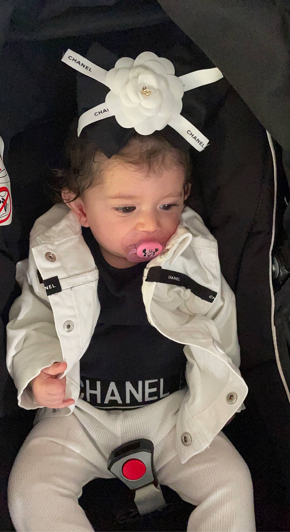 Zélina participe au concours pour gagner de l'argent avec cette photo : baby, baby_carriage, baby_products, baby_safety, baby_toddler_clothing, cheek, child, cool, eyelash, facial_expression, fashion_accessory, headband, headpiece, jewellery, outerwear, person, skin, sleeve, toddler, water_bottle