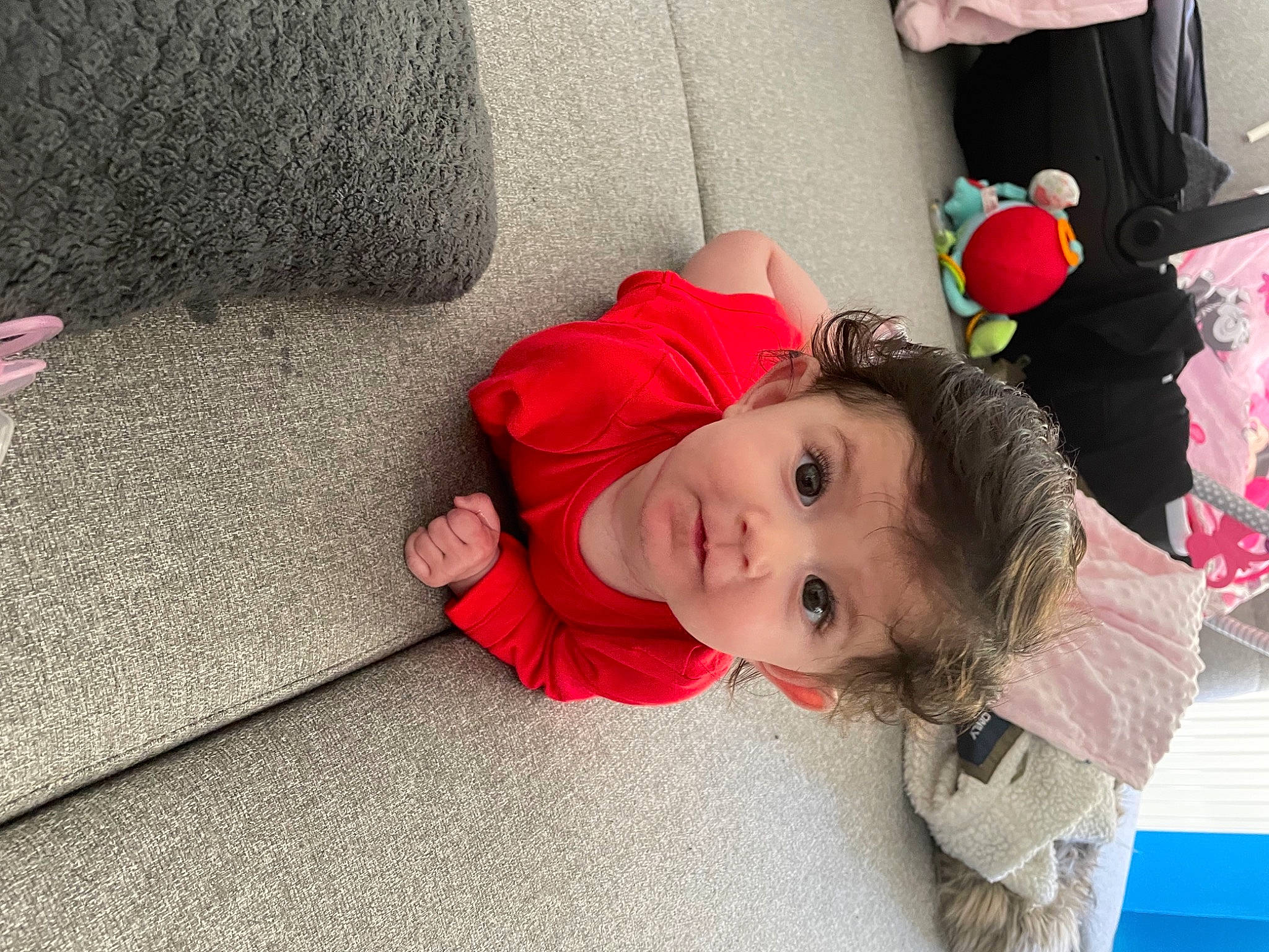 Zélina a rejoint le concours — aidez-le/la à gagner de superbes lots ! baby, baby_toddler_clothing, carmine, child, floor, flooring, fun, happy, hat, magenta, pattern, person, pink, plant, sitting, skin, smile, textile, toddler, tree