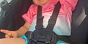 Julian a rejoint le concours — aidez-le/la à gagner de superbes lots ! arm, baby, blue_shorts, casual, child, cute, daylight, face, happy, legs, outdoor, peace_sign, pink_shirt, relaxed, seatbelt, skin, smile, stroller, sunlight, toddler