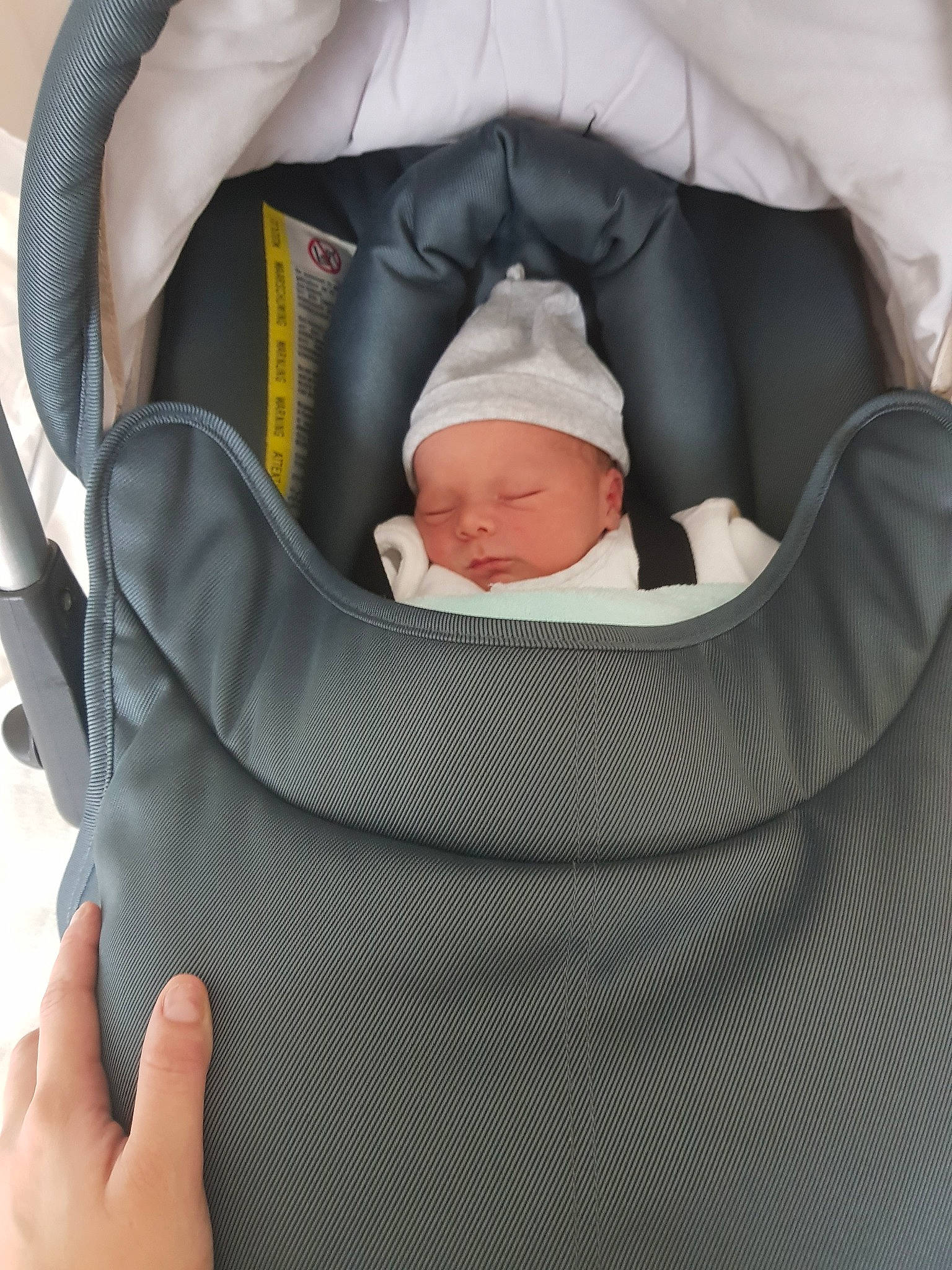 Théo participe au concours pour gagner de l'argent avec cette photo : baby_products, car_seat, car_seat_cover, child, comfort, infant, person, product