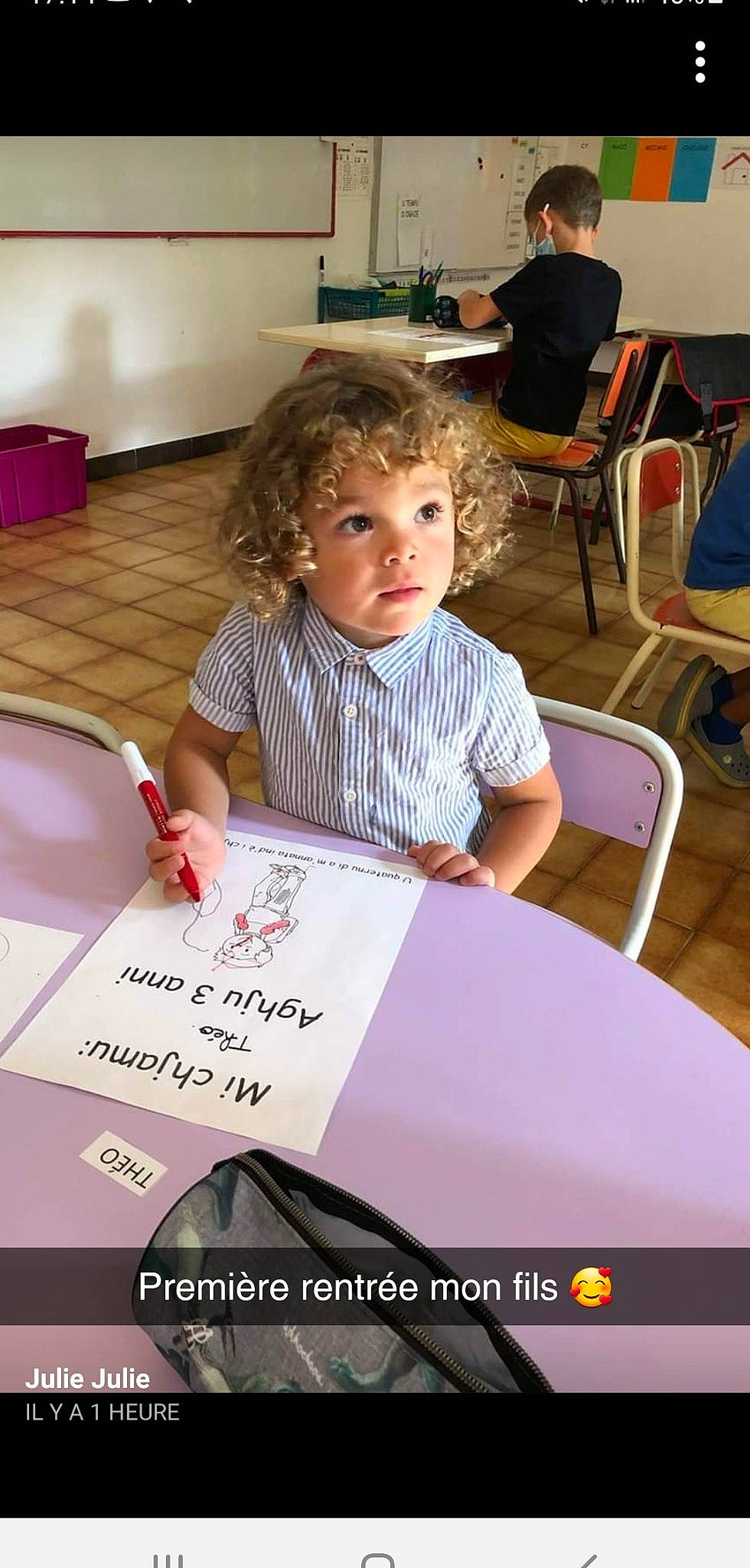 Theo a rejoint le concours — aidez-le/la à gagner de superbes lots ! cabinetry, chair, child, cupboard, event, flooring, font, fun, job, kitchen_appliance, learning, leisure, magenta, person, refrigerator, room, sitting, t_shirt, table, toddler