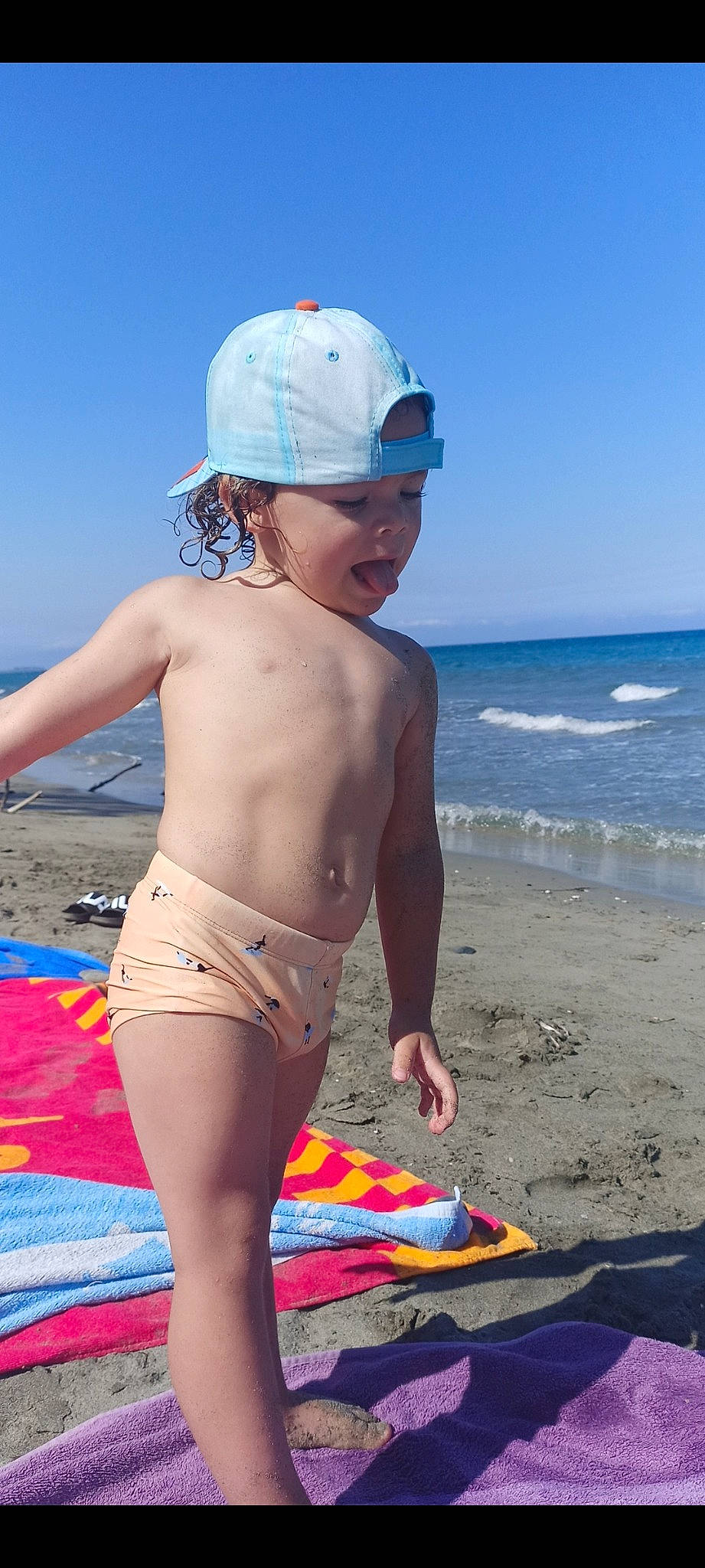 Theo participe au concours pour gagner de l'argent avec cette photo : arm, azure, beach, blue, board_short, cap, chest, fun, headgear, headwear, human_body, leisure, people_on_beach, person, sky, summer, swimsuit_bottom, swimwear, thigh, trunks