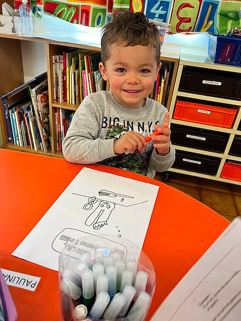 Theo a rejoint le concours — aidez-le/la à gagner de superbes lots ! beauty, book, bookcase, design, font, fun, happy, joy, material_property, nail, organ, person, photograph, product, publication, retail, shelf, shelving, smile, snapshot