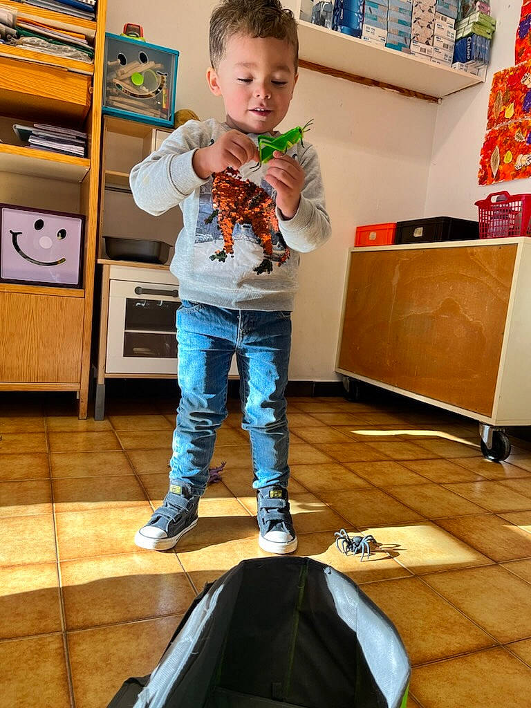 Theo a rejoint le concours — aidez-le/la à gagner de superbes lots ! bag, cabinetry, child, denim, drawer, flag, flooring, fun, jeans, luggage_and_bags, musical_instrument, orange, person, photograph, shoe, snapshot, sneakers, standing, t_shirt, toddler