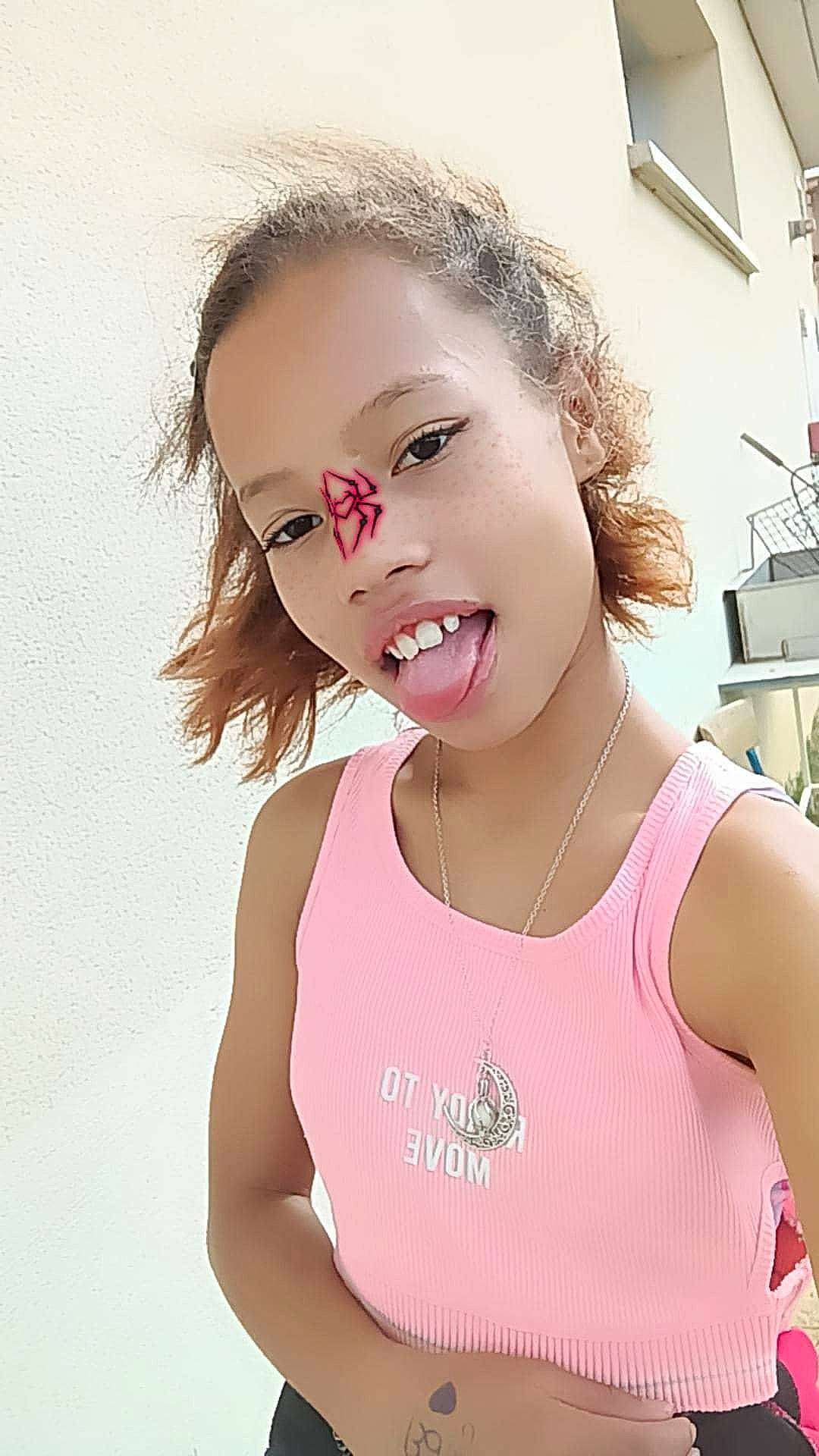 Kenza a rejoint le concours — aidez-le/la à gagner de superbes lots ! active_tank, cheek, chin, cool, ear, eyebrow, eyelash, gesture, hair, happy, head, human_body, iris, jaw, lip, mouth, neck, person, pink, shoulder