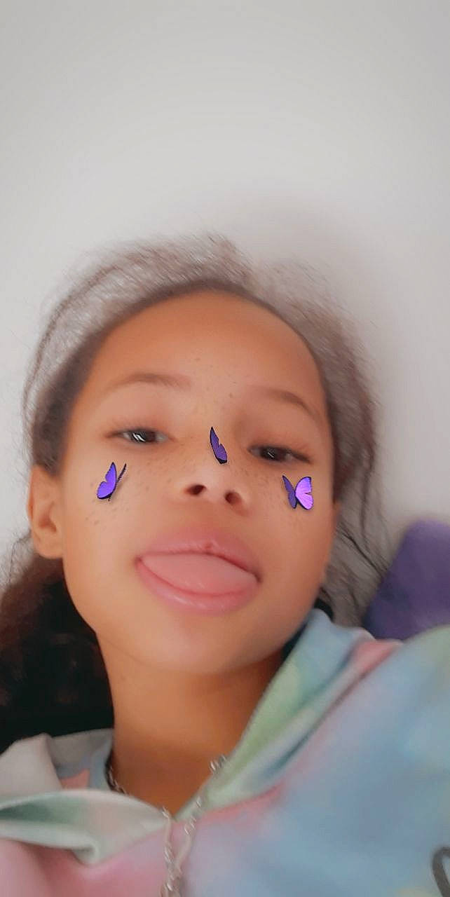 Kenza a rejoint le concours — aidez-le/la à gagner de superbes lots ! blond, brown_hair, cheek, chin, ear, electric_blue, eyelash, fashion_accessory, flash_photography, fun, happy, iris, jaw, lip, nose, person, portrait_photography, selfie, skin, smile