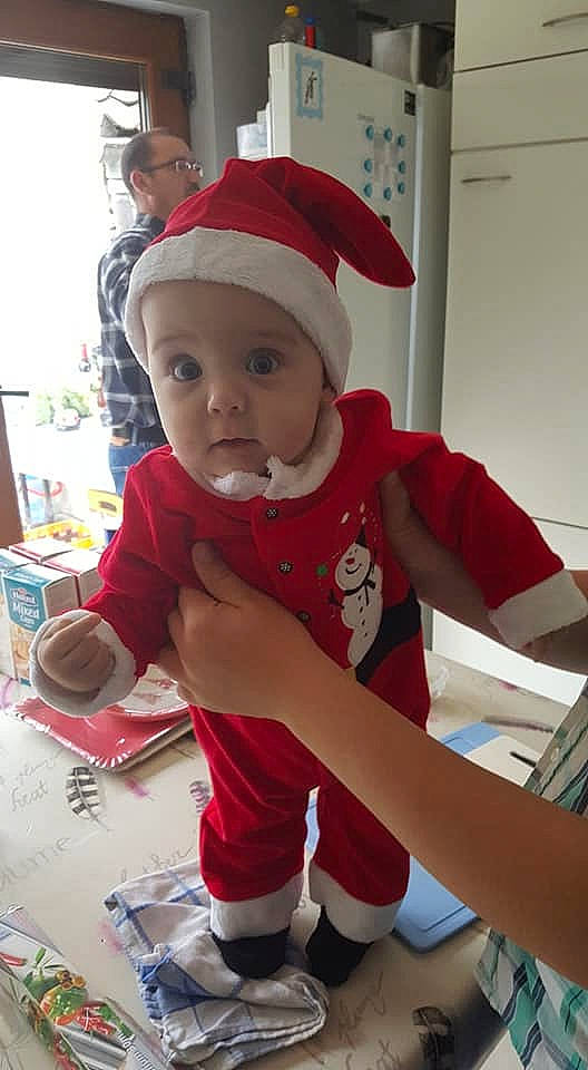 Daymon participe au concours pour gagner de l'argent avec cette photo : baby, child, christmas, christmas_eve, costume, fictional_character, holiday, person, santa_claus, smile, toddler