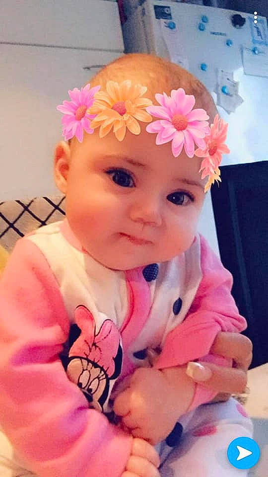 Arya a rejoint le concours — aidez-le/la à gagner de superbes lots ! baby, baby_products, baby_toddler_clothing, cheek, child, fashion_accessory, hair_accessory, head, headband, headgear, headpiece, person, pink, product, toddler