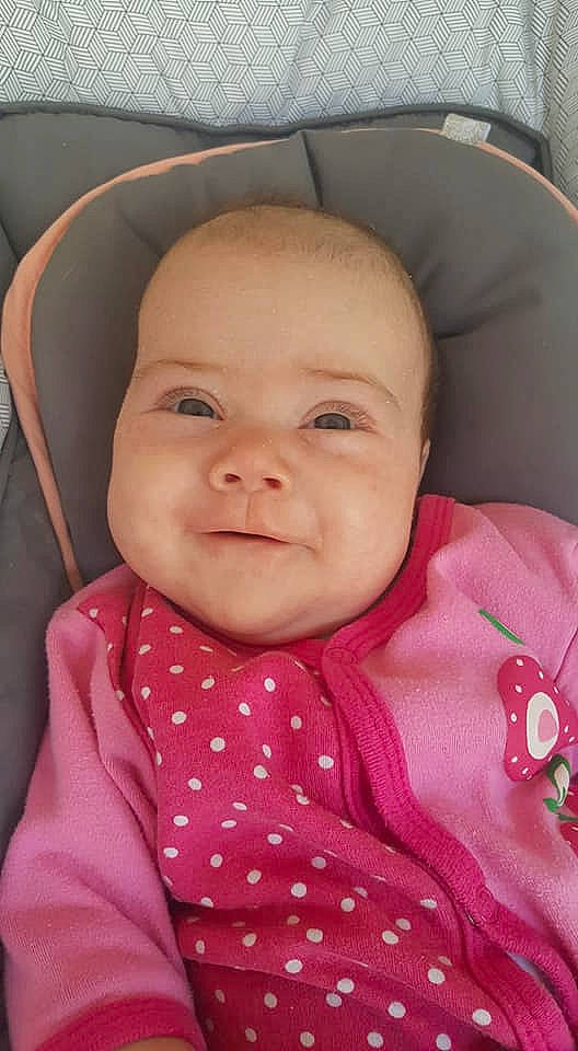 Arya participe au concours pour gagner de l'argent avec cette photo : baby, baby_products, cheek, child, chin, eye, eyebrow, face, facial_expression, forehead, head, iris, lip, mouth, nose, person, pink, skin, smile, toddler