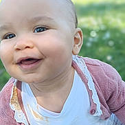 Romy a rejoint le concours — aidez-le/la à gagner de superbes lots ! baby, child, smiling, outdoor, grass, blanket, pink_cardigan, white_shirt, floral_pants, crawling, cute, happy, face, head, nature, sunlight, daytime, infant, person, portrait