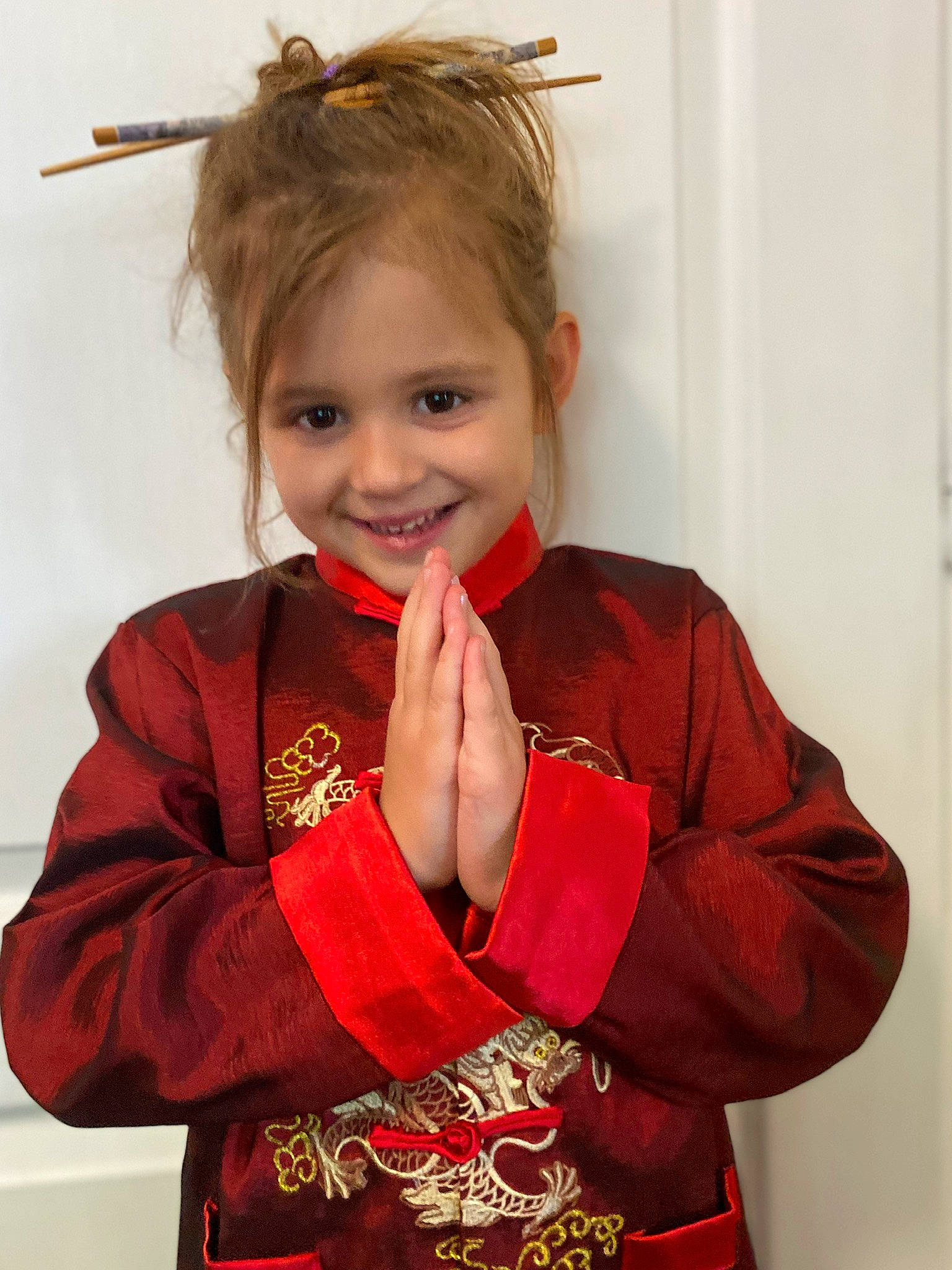 Aliyah-sarah a rejoint le concours — aidez-le/la à gagner de superbes lots ! brown_hair, child, costume, event, face, fashion_accessory, fashion_design, fun, gesture, glove, happy, jewellery, joy, outerwear, person, sleeve, smile, sports_uniform, sportswear, t_shirt