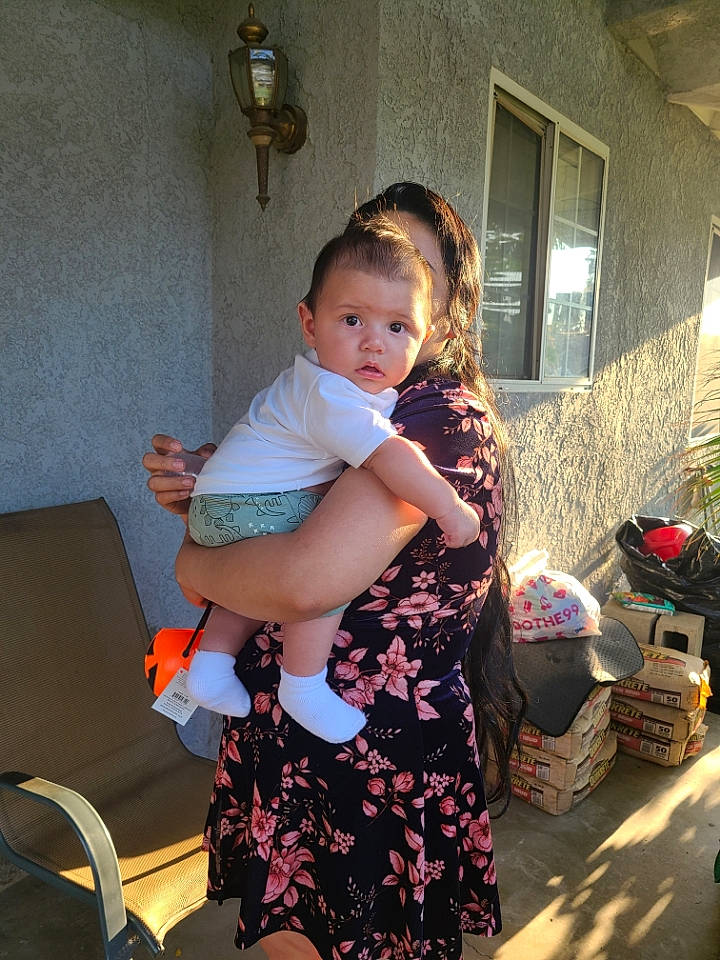 Leomathew is registered to the contest to win money with this photo: abdomen, baby, bag, chair, child, event, fun, happy, human_leg, leg, leisure, luggage_and_bags, person, room, sitting, t_shirt, thigh, toddler, trunk, vacation